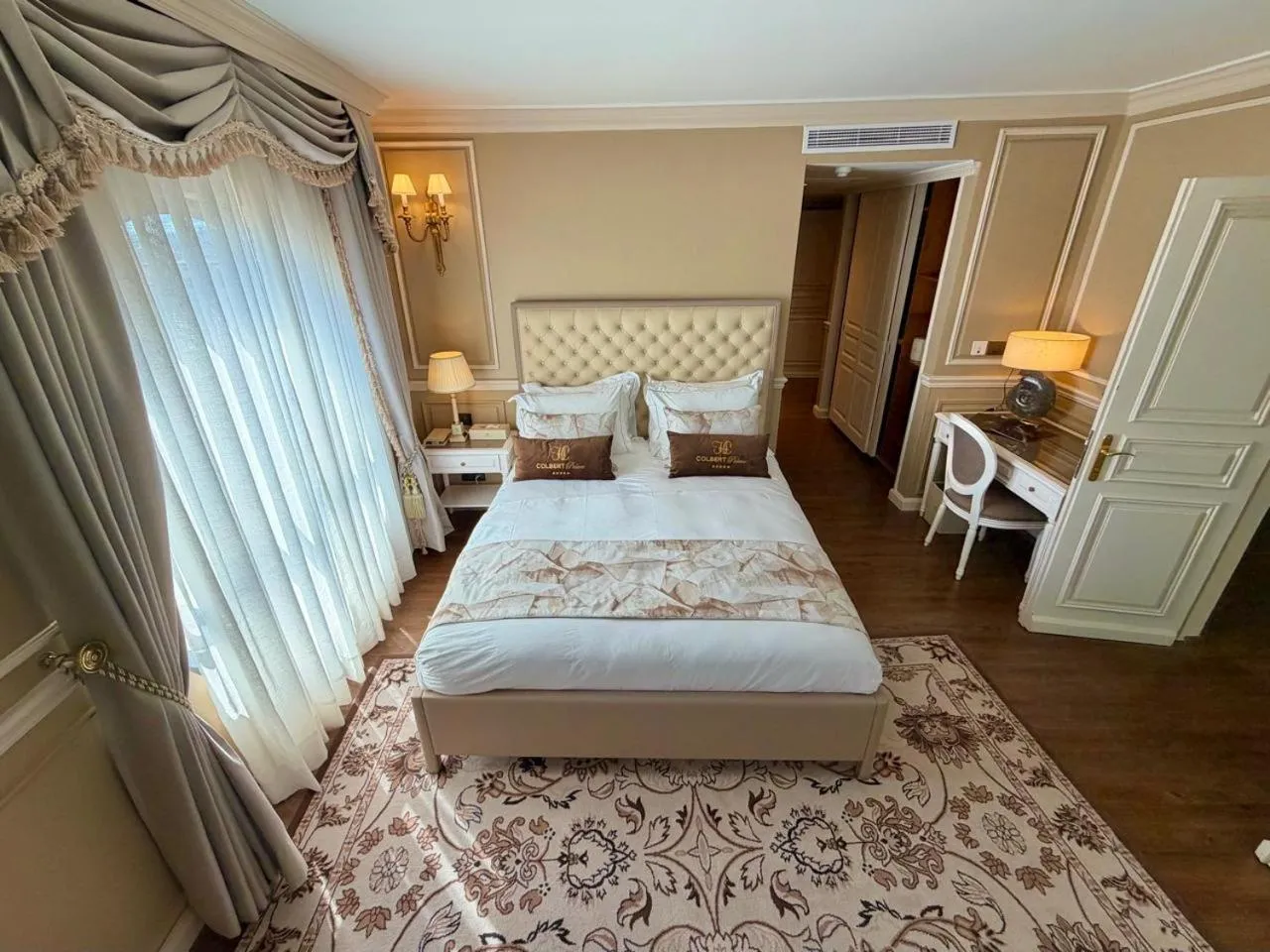 Bed in Hôtel Colbert Palace