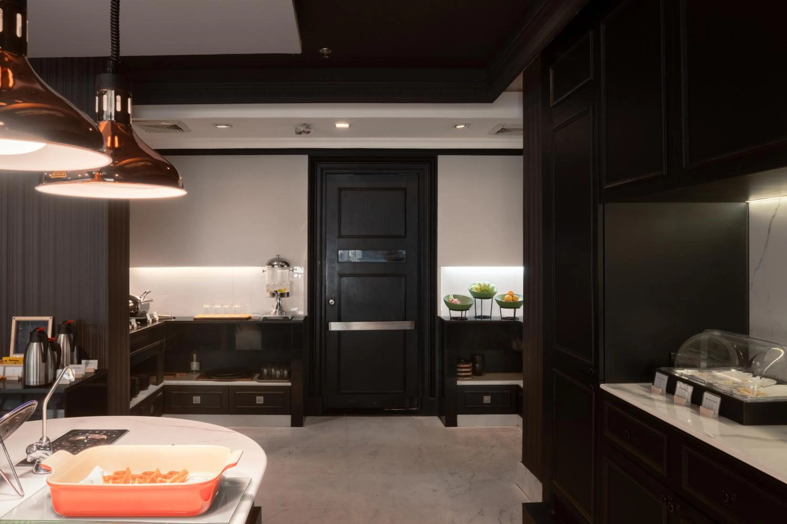 Restaurant/places to eat in Skye Hotel Bangkok