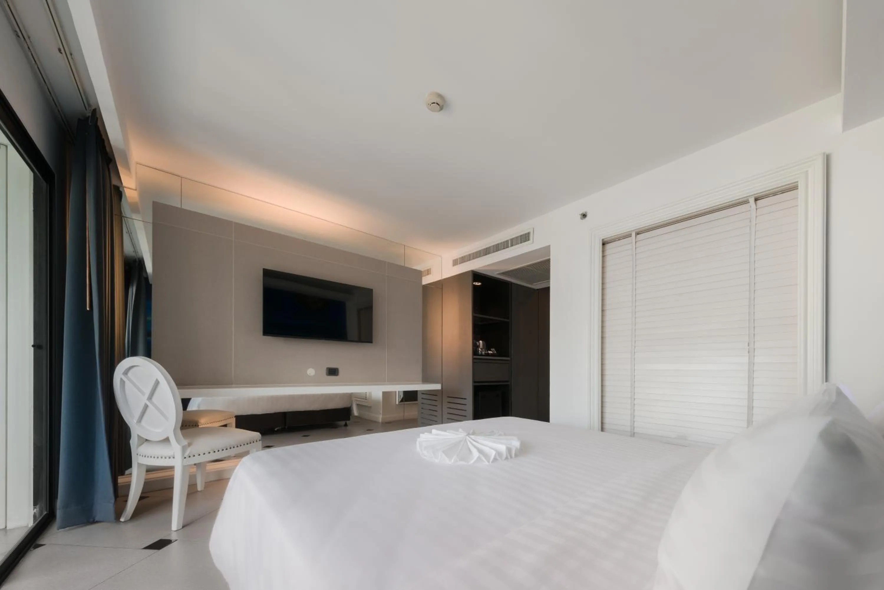 Bedroom, Bed in Skye Hotel Bangkok