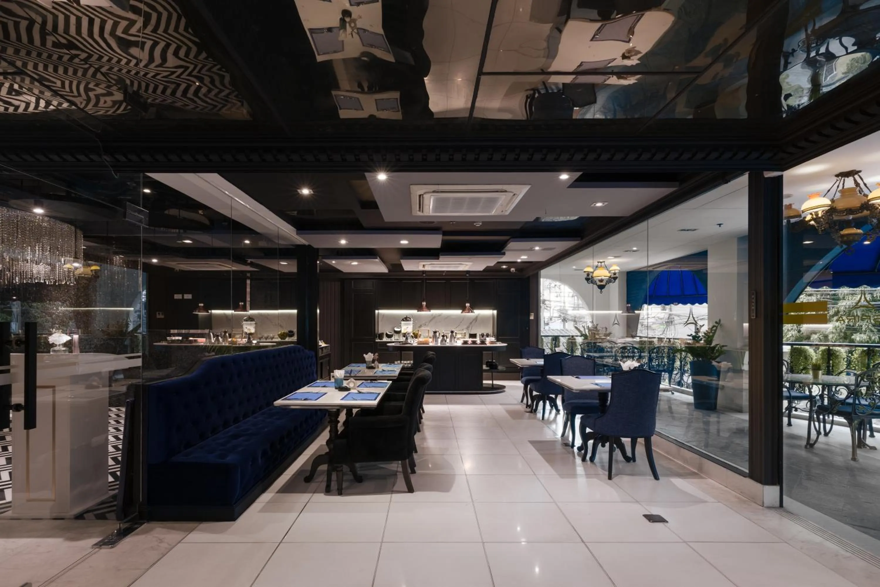 Restaurant/places to eat in Skye Hotel Bangkok