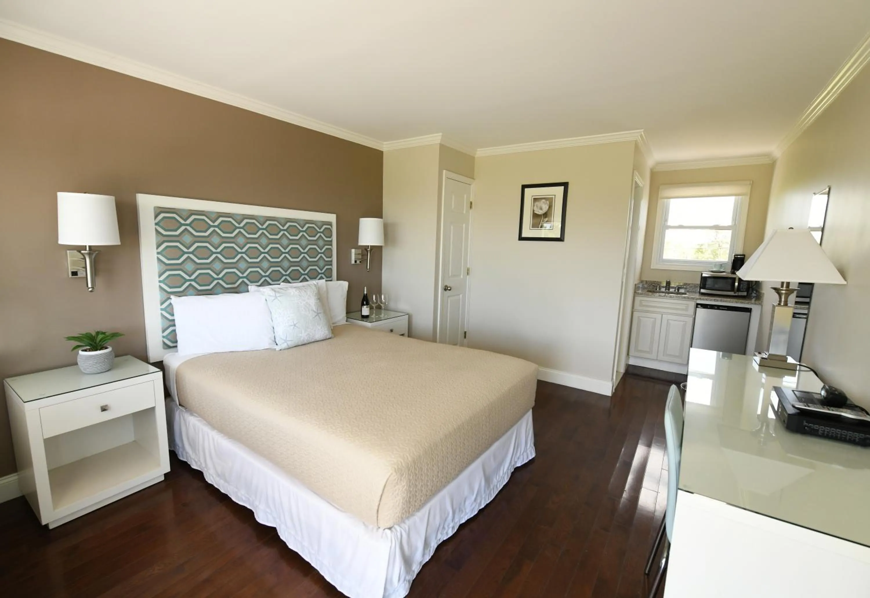 Photo of the whole room in Bayview Resort