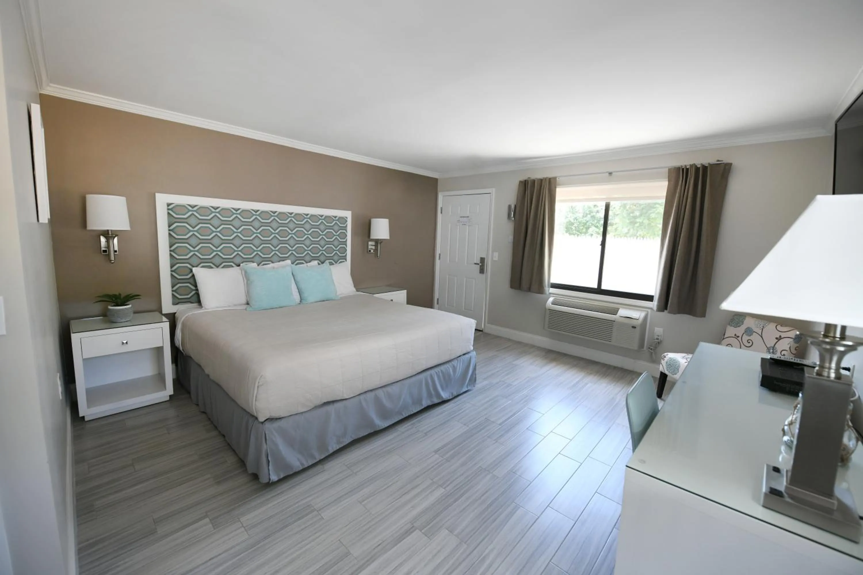 Photo of the whole room in Bayview Resort