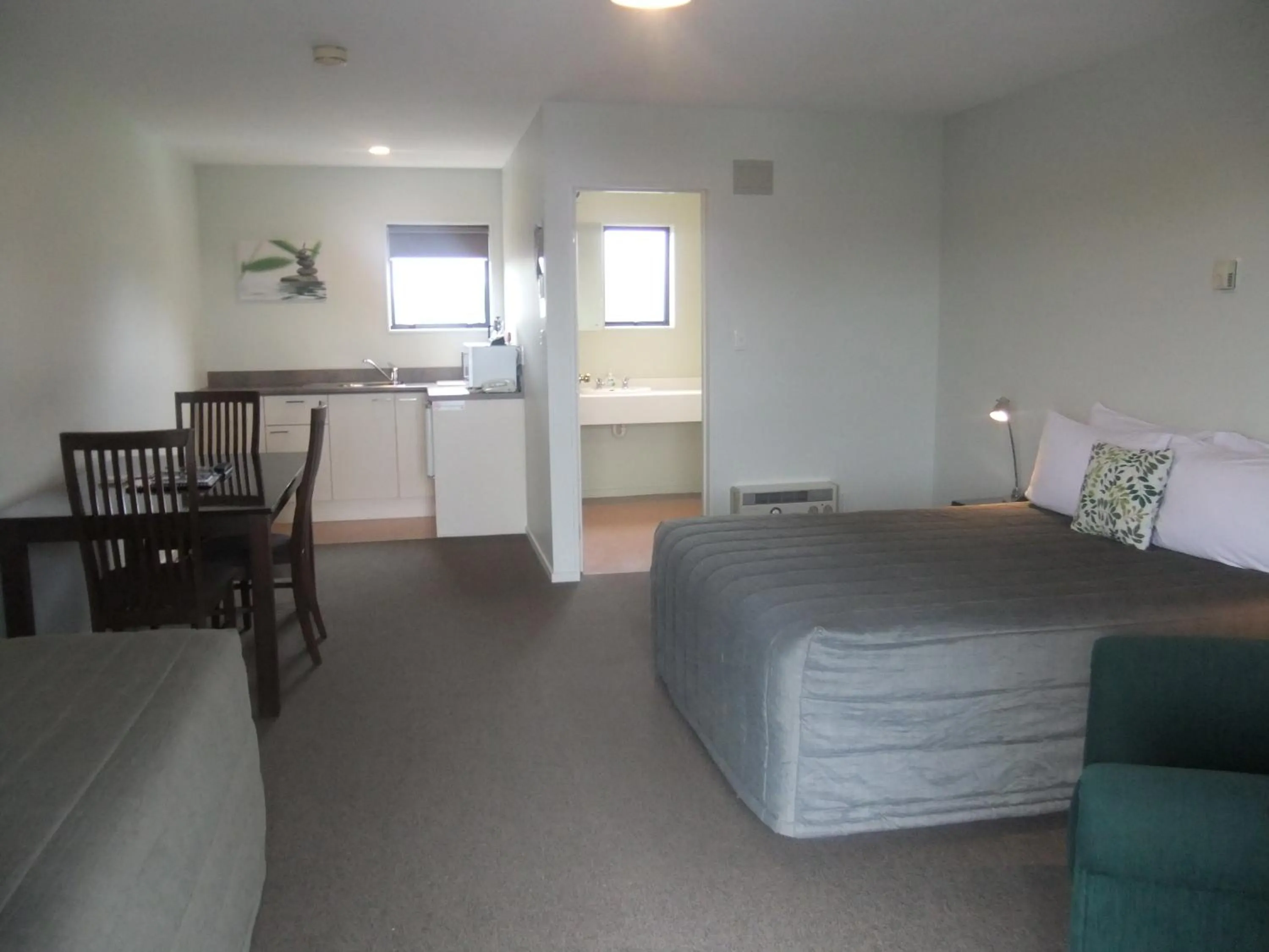 Photo of the whole room, Bed in Darfield Motel
