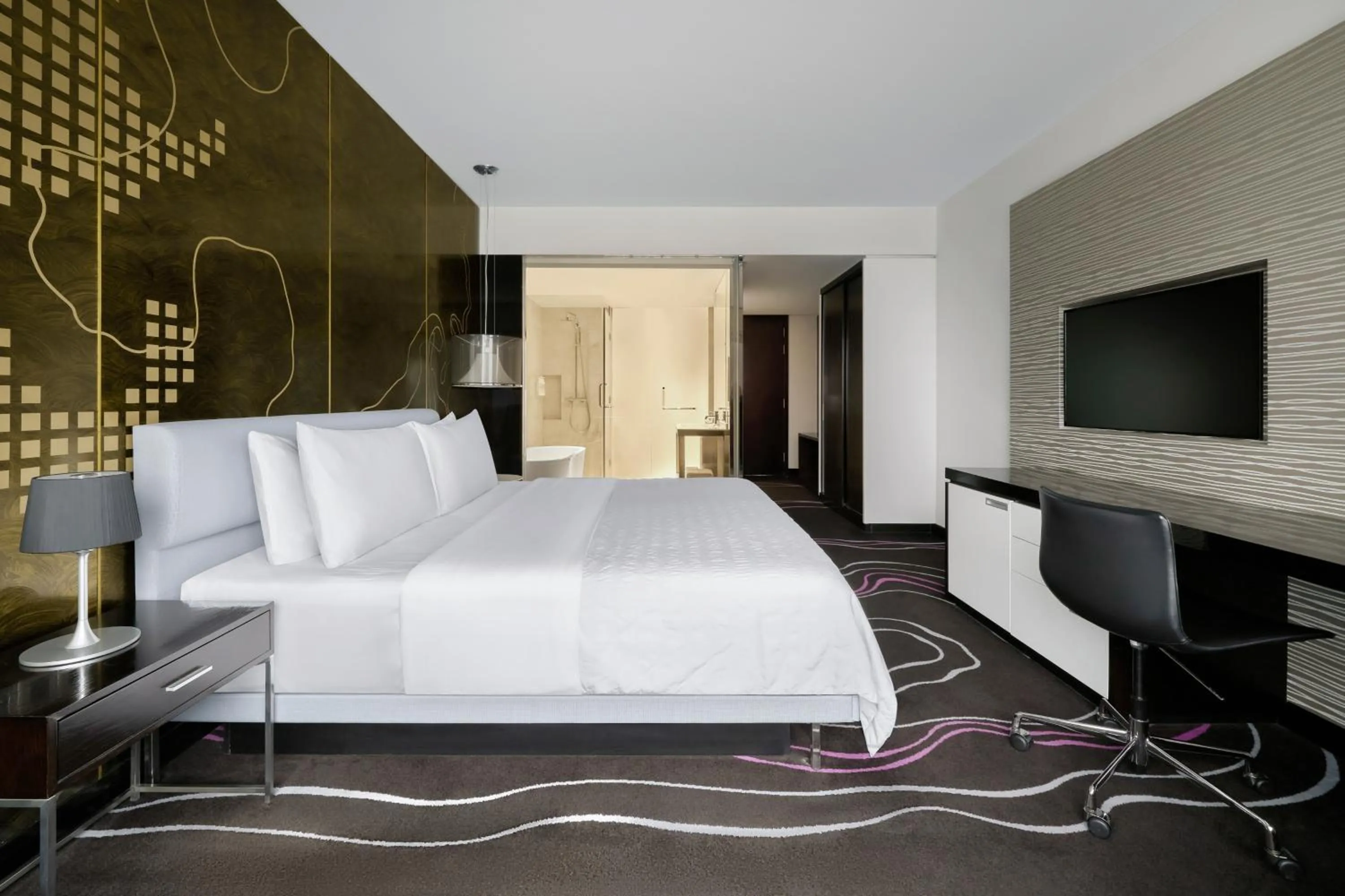 Bed in Le Meridien Saigon