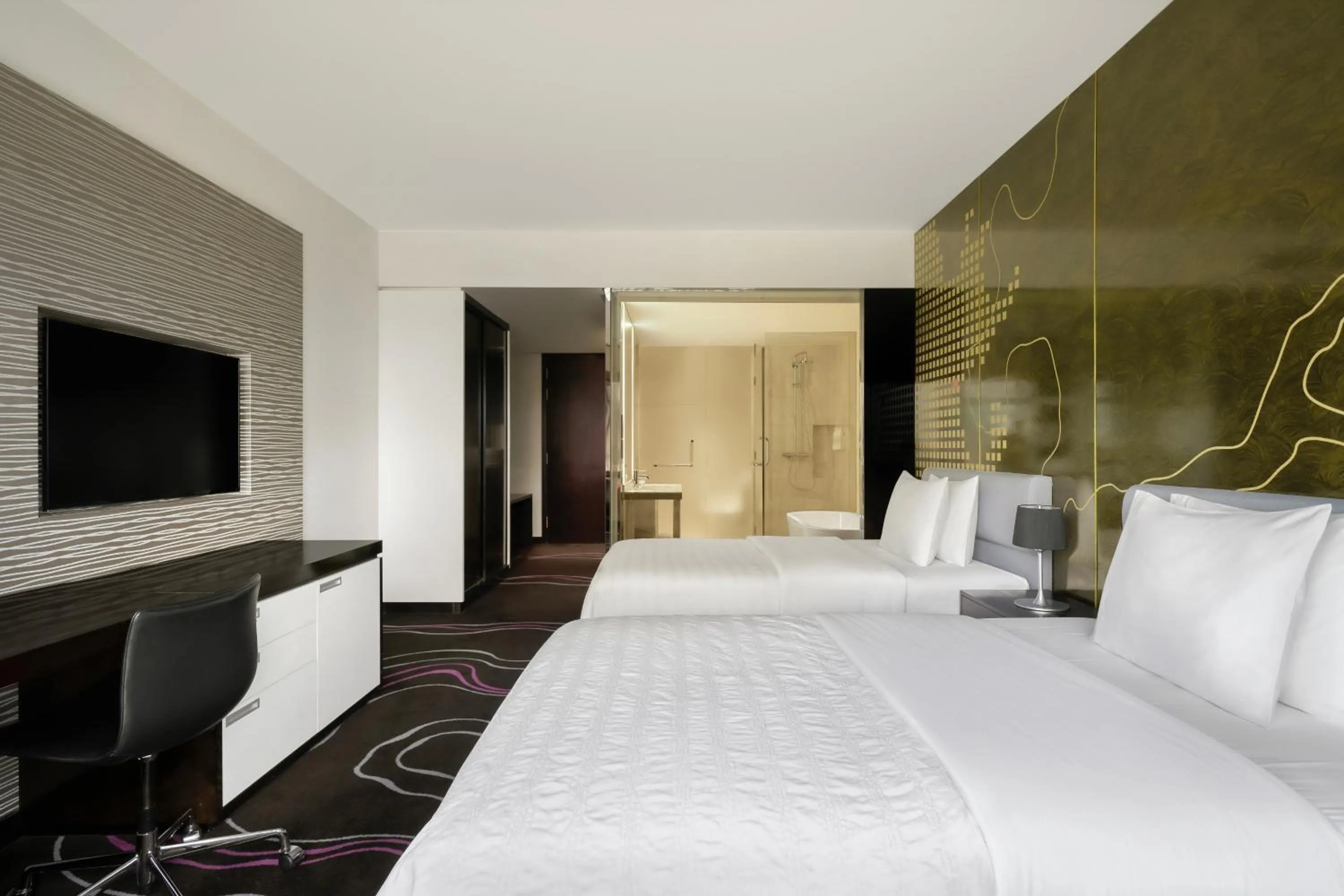 Bed in Le Meridien Saigon