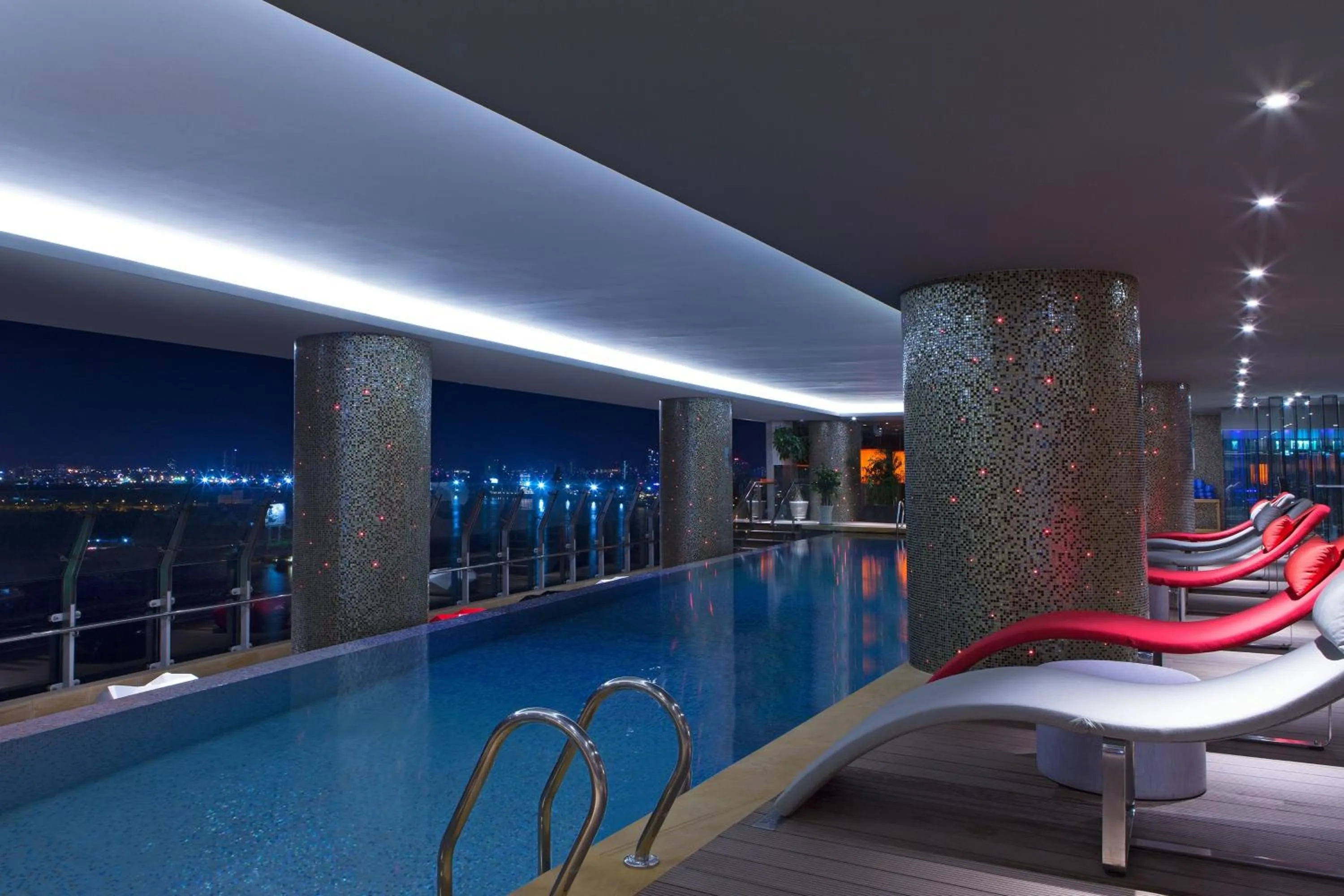 Swimming pool in Le Meridien Saigon