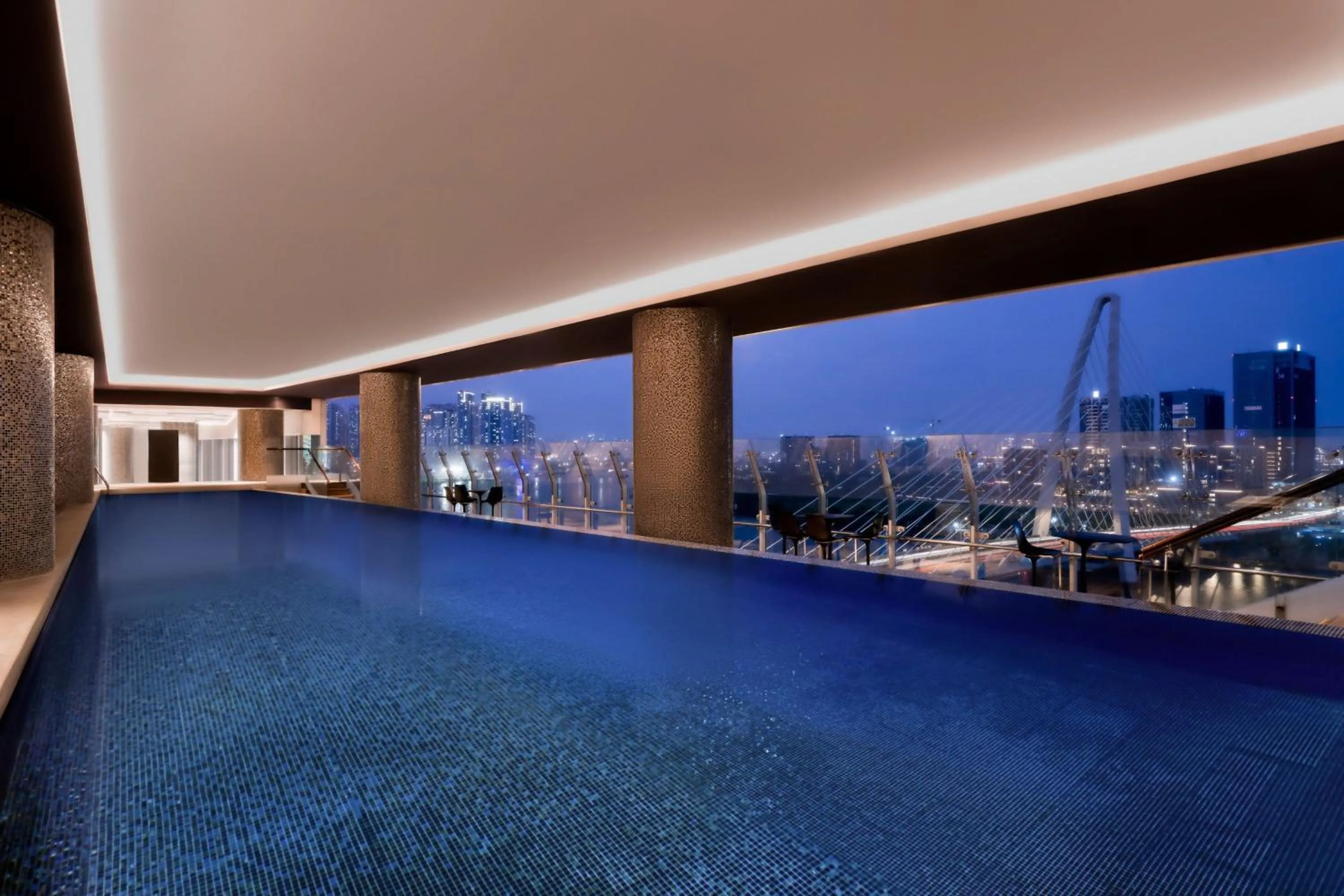 Swimming pool in Le Meridien Saigon