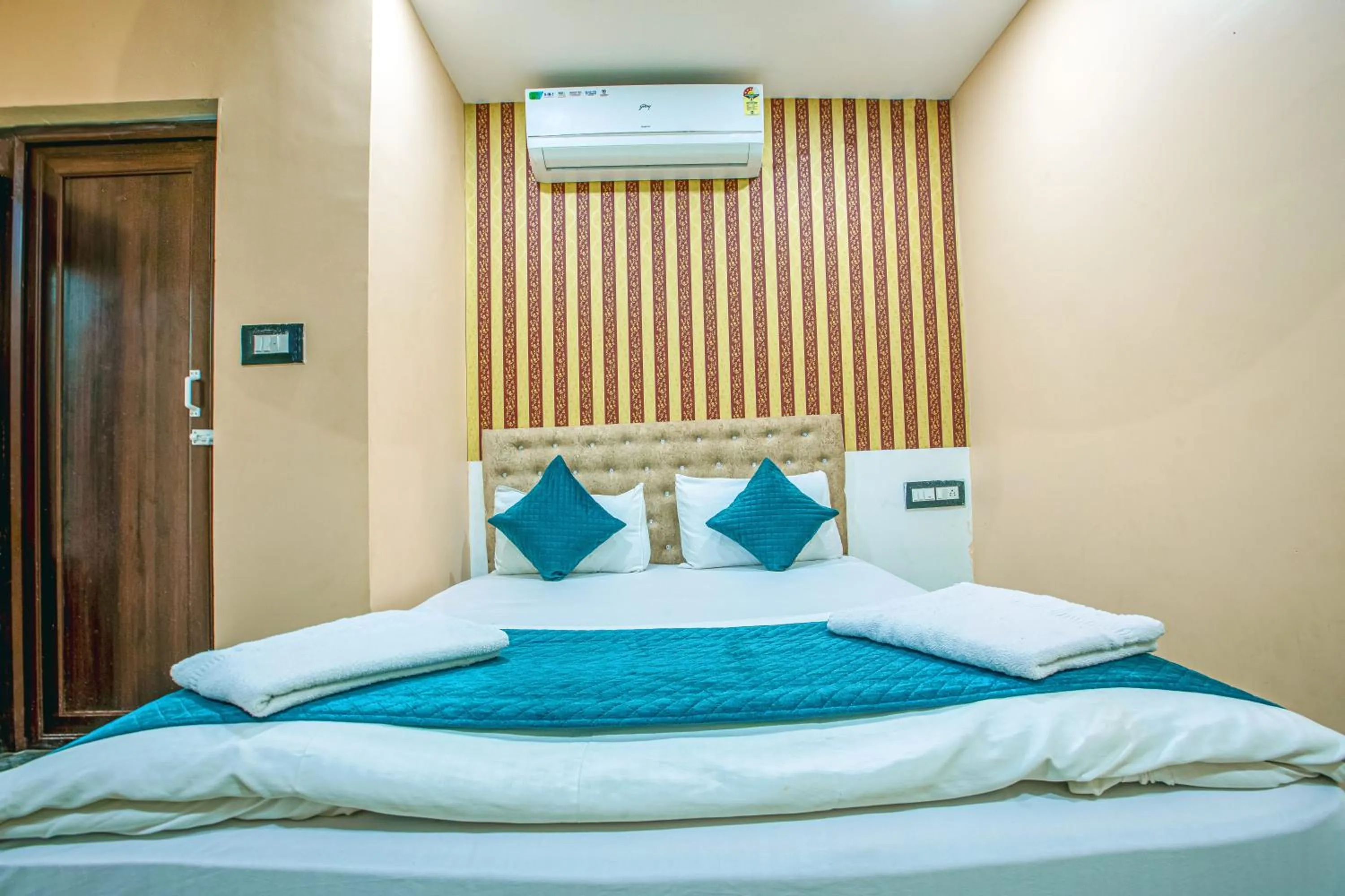 Photo of the whole room in Silver Star Residency