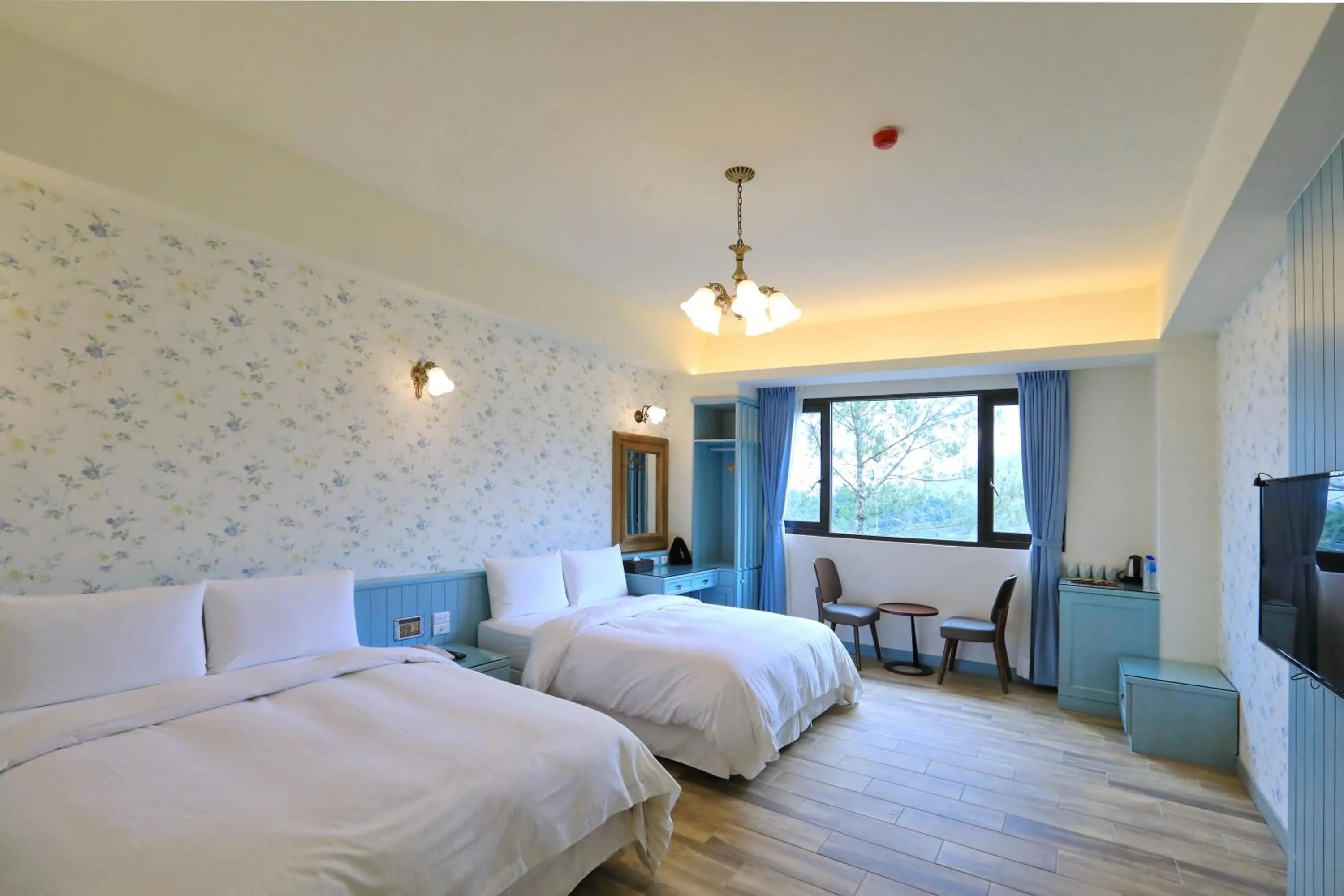 Photo of the whole room, Bed in Yo Shen Jing Resorts