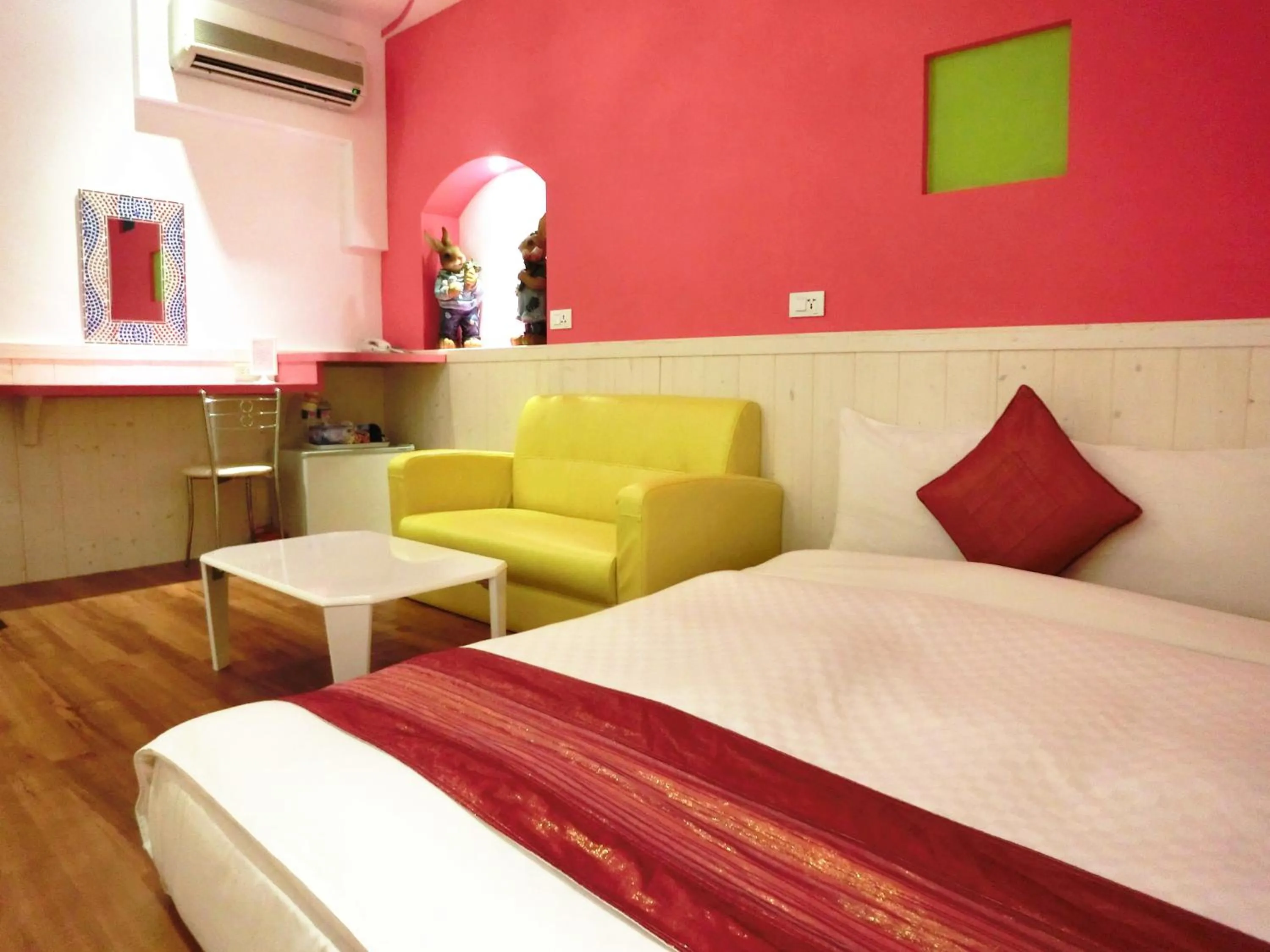 Bathroom, Bed in Xing Ji Hotel