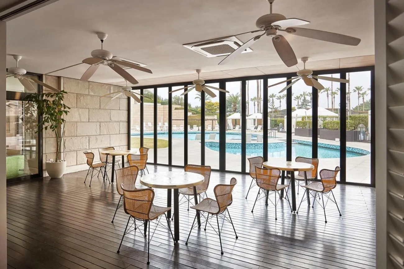 Restaurant/places to eat in Grand Josun Hill Suite