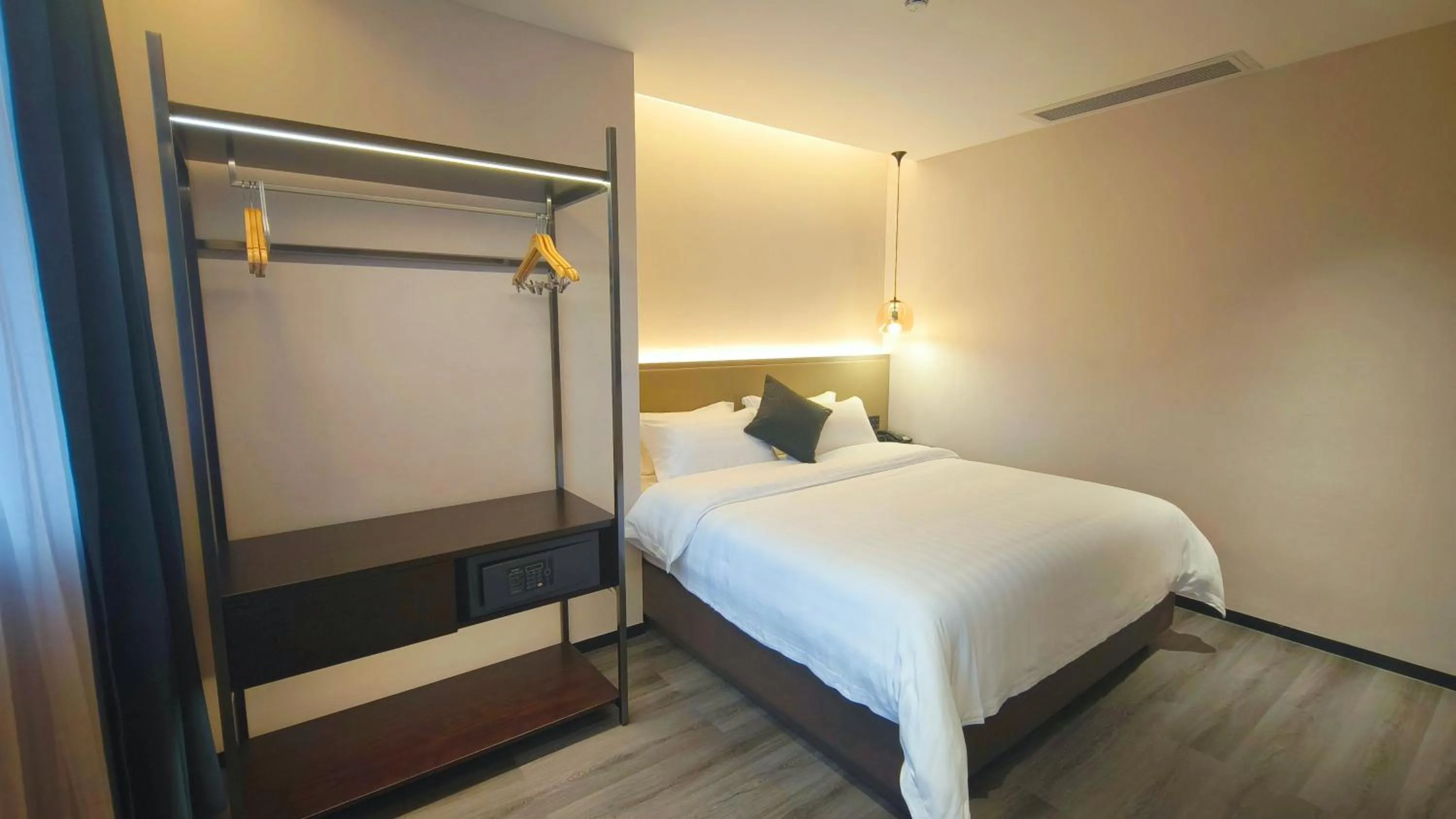 Bed in Shenzhen Lido Hotel