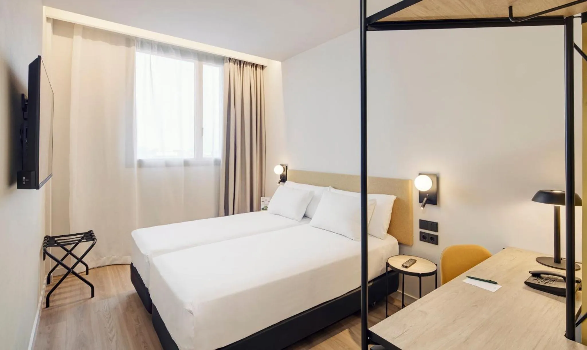 Photo of the whole room, Bed in Sercotel Barcelona El Prat