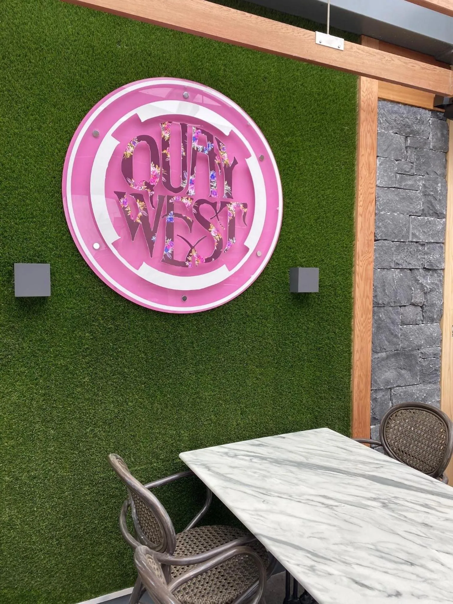 Food and drinks in Allingham Arms Hotel