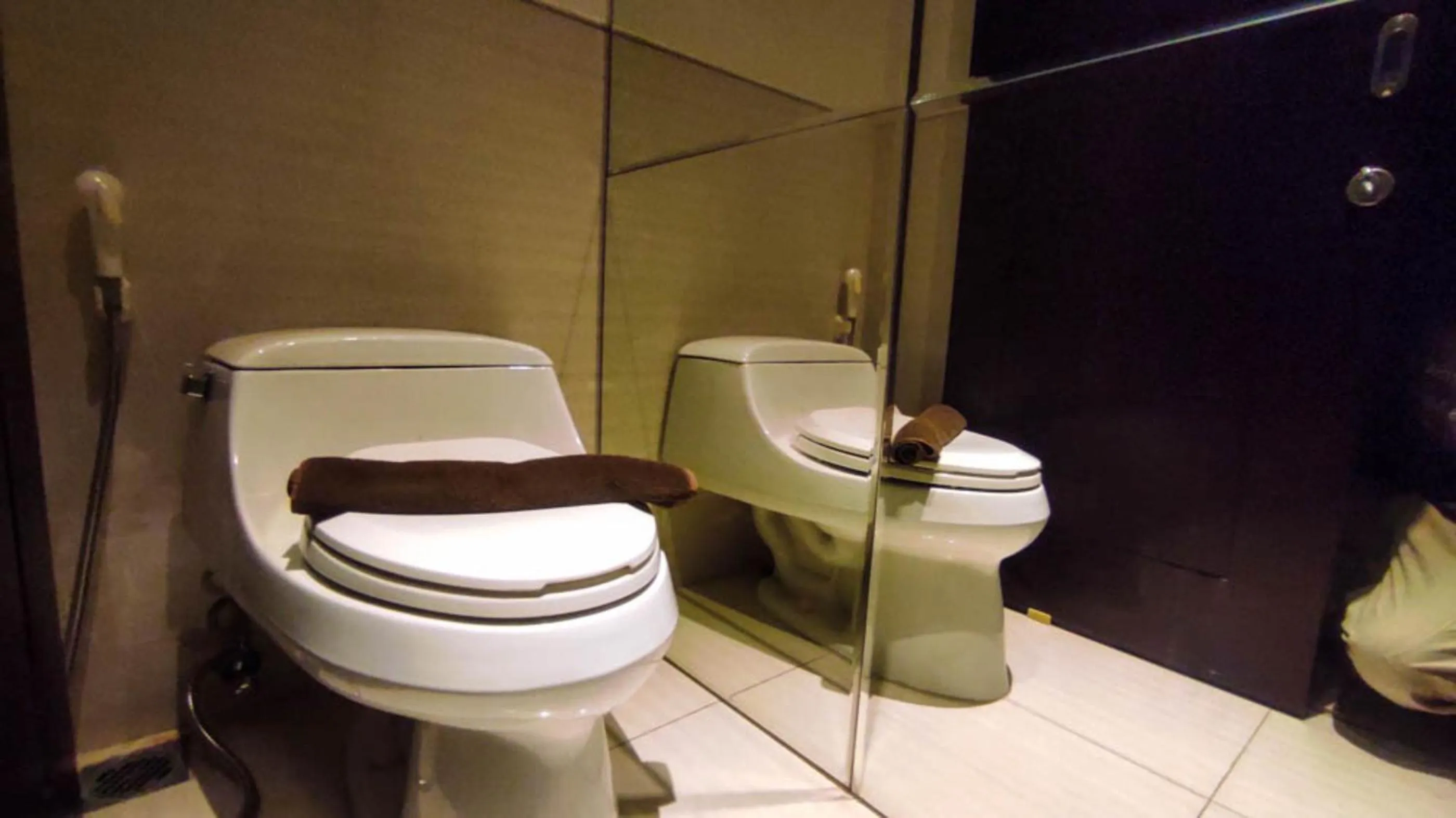 Apartment 3BR with River View in City Center at Sumatra36 Surabaya By Travelio