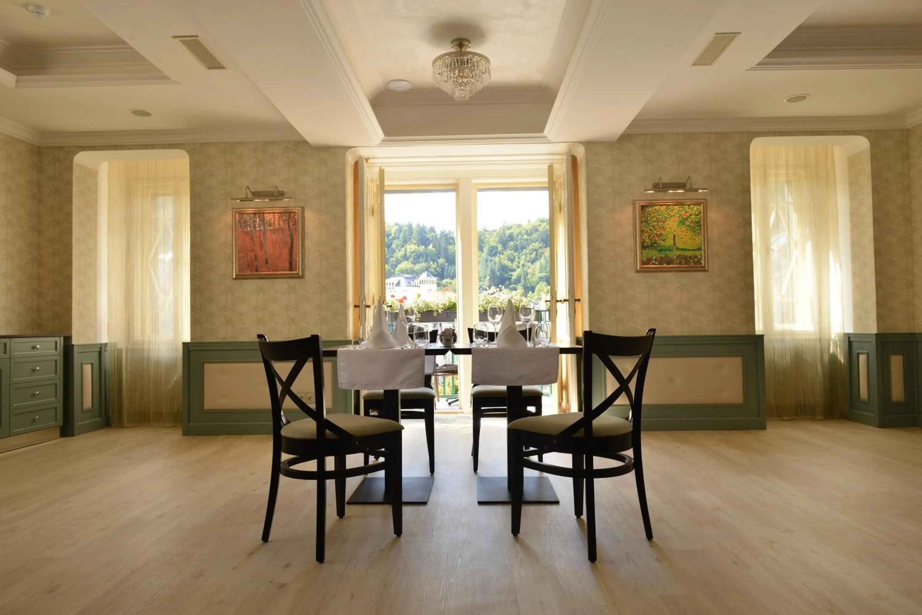 Restaurant/places to eat in EA Hotel Atlantic Palace