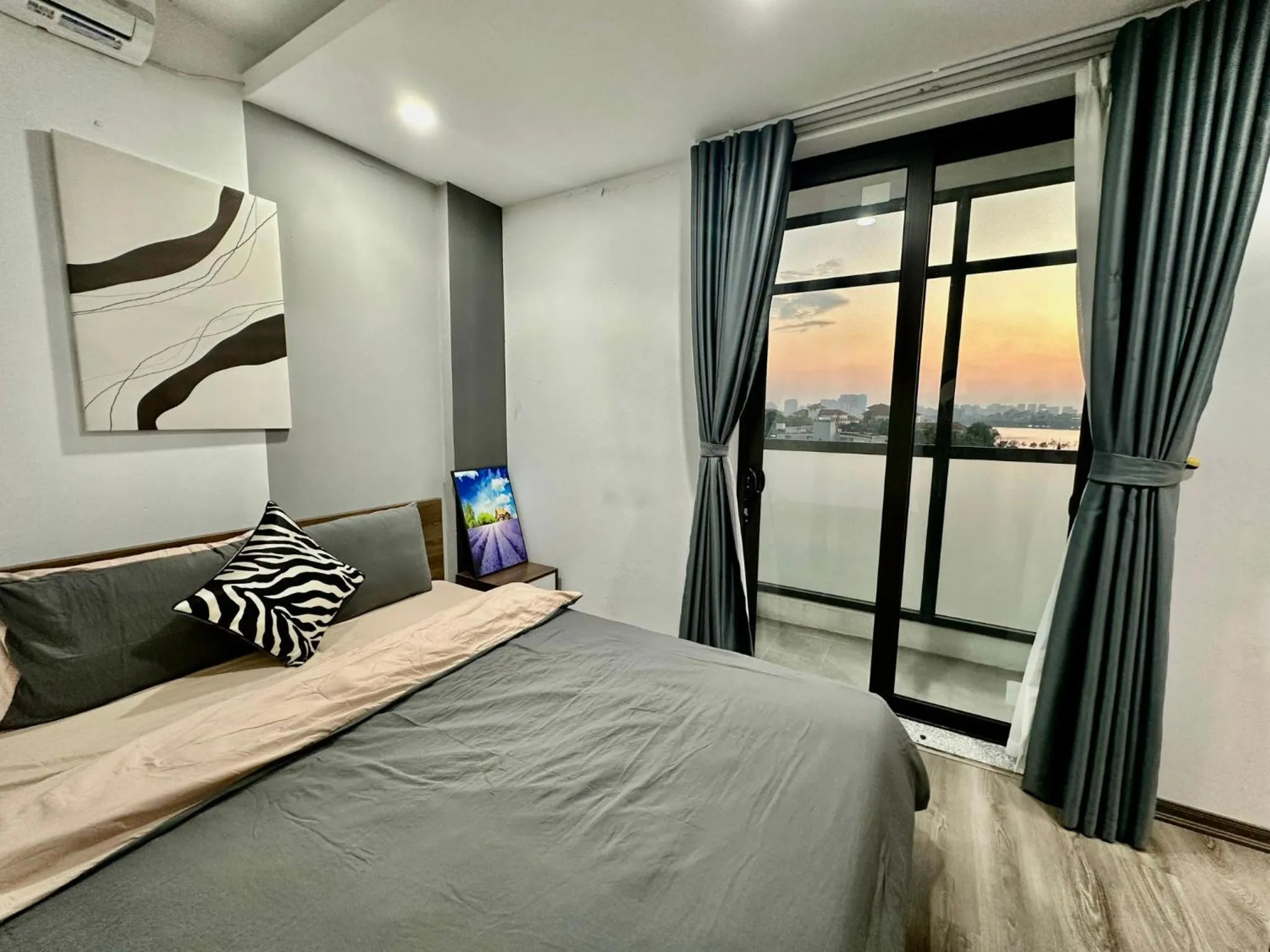 Photo of the whole room, Bed in Luxe Paradise Residence 76 To Ngoc Van