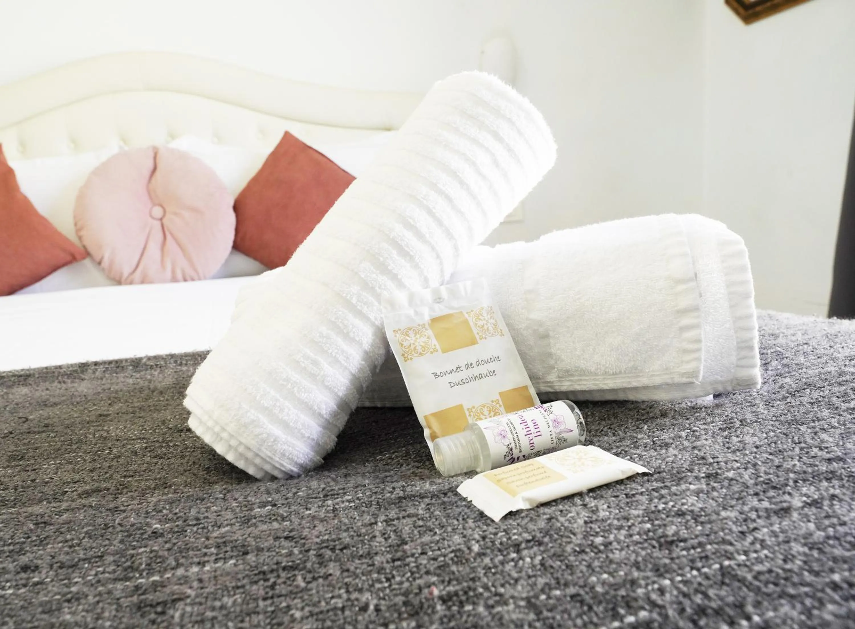 towels, Bed in Key Rome Center