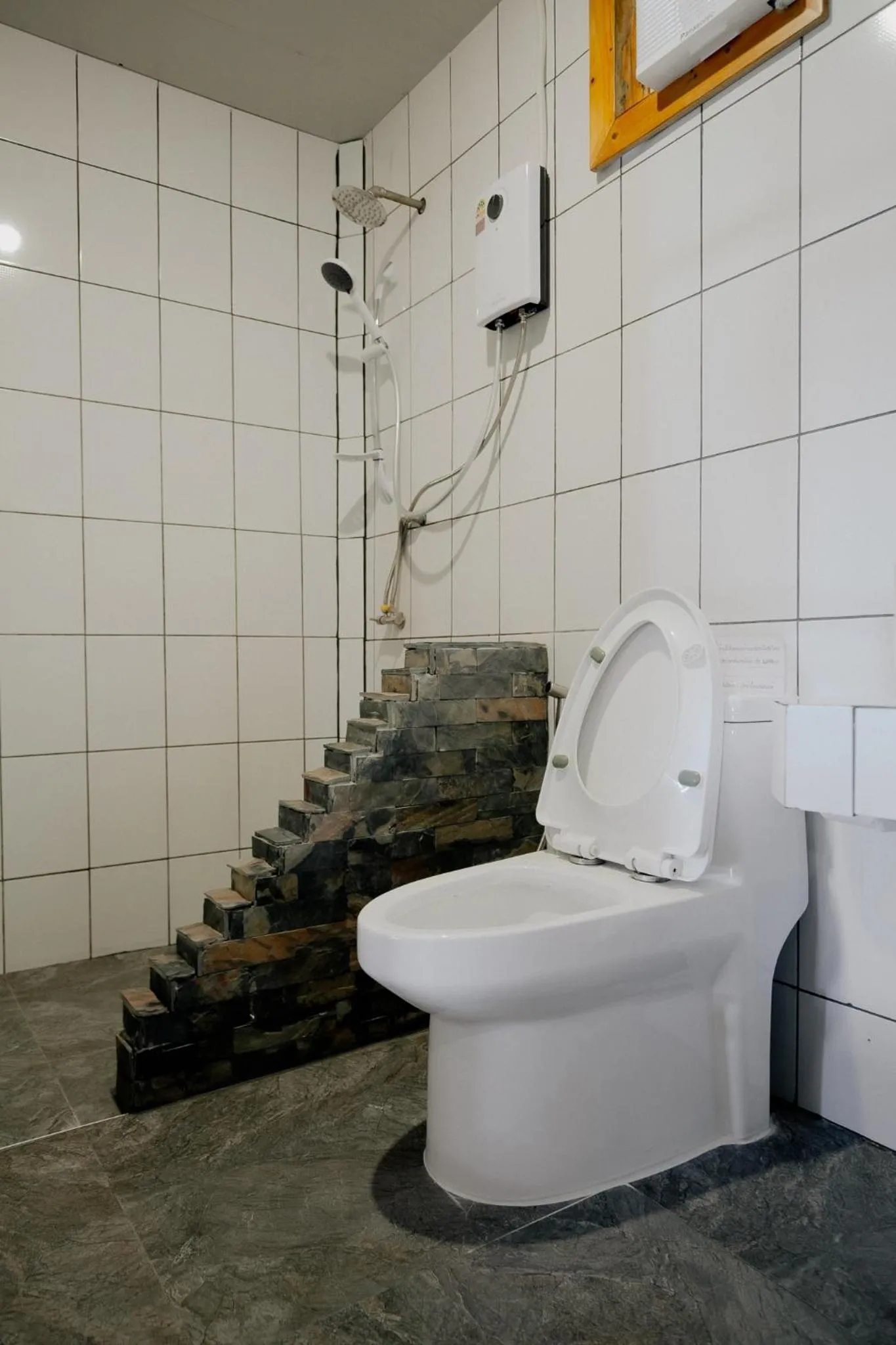 Toilet in Fan Sea Resort Kohlarn