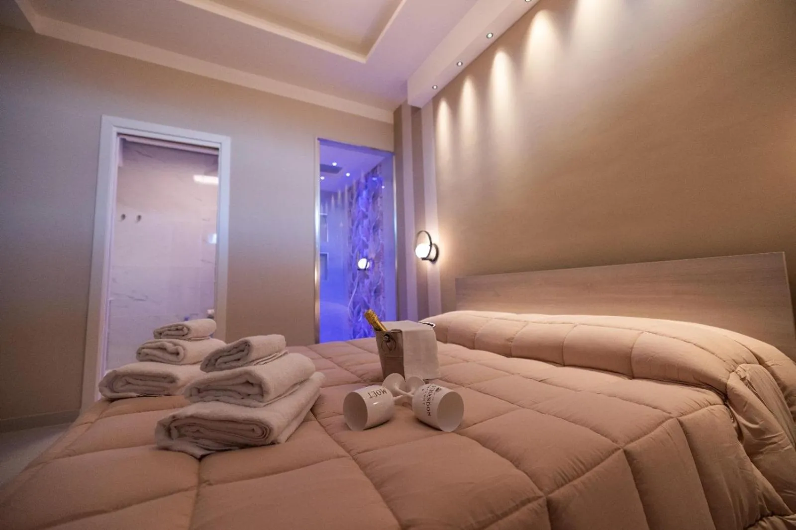 Photo of the whole room, Bed in Luxury Rooms
