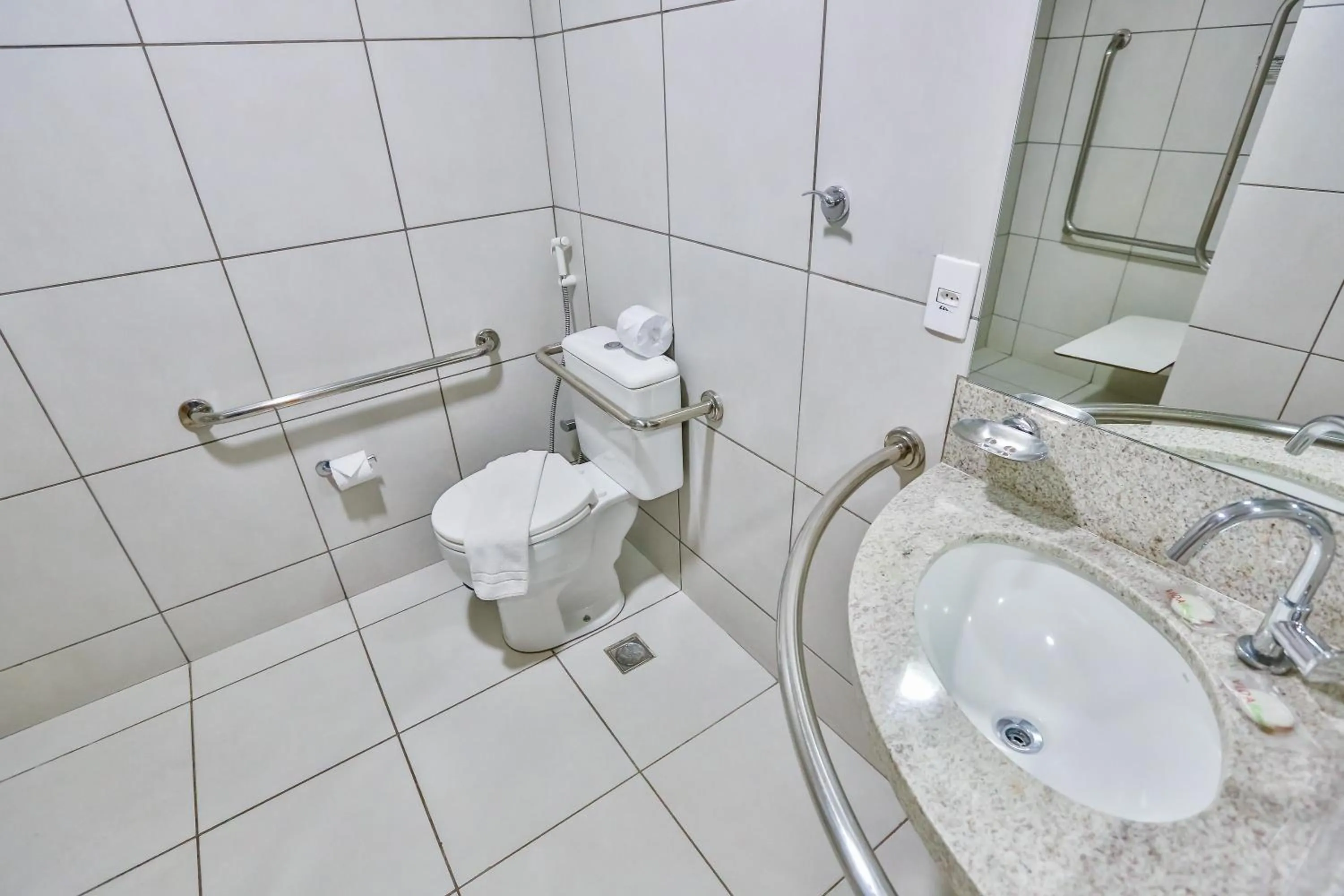 Toilet in Mega Moda Goiania Hotel