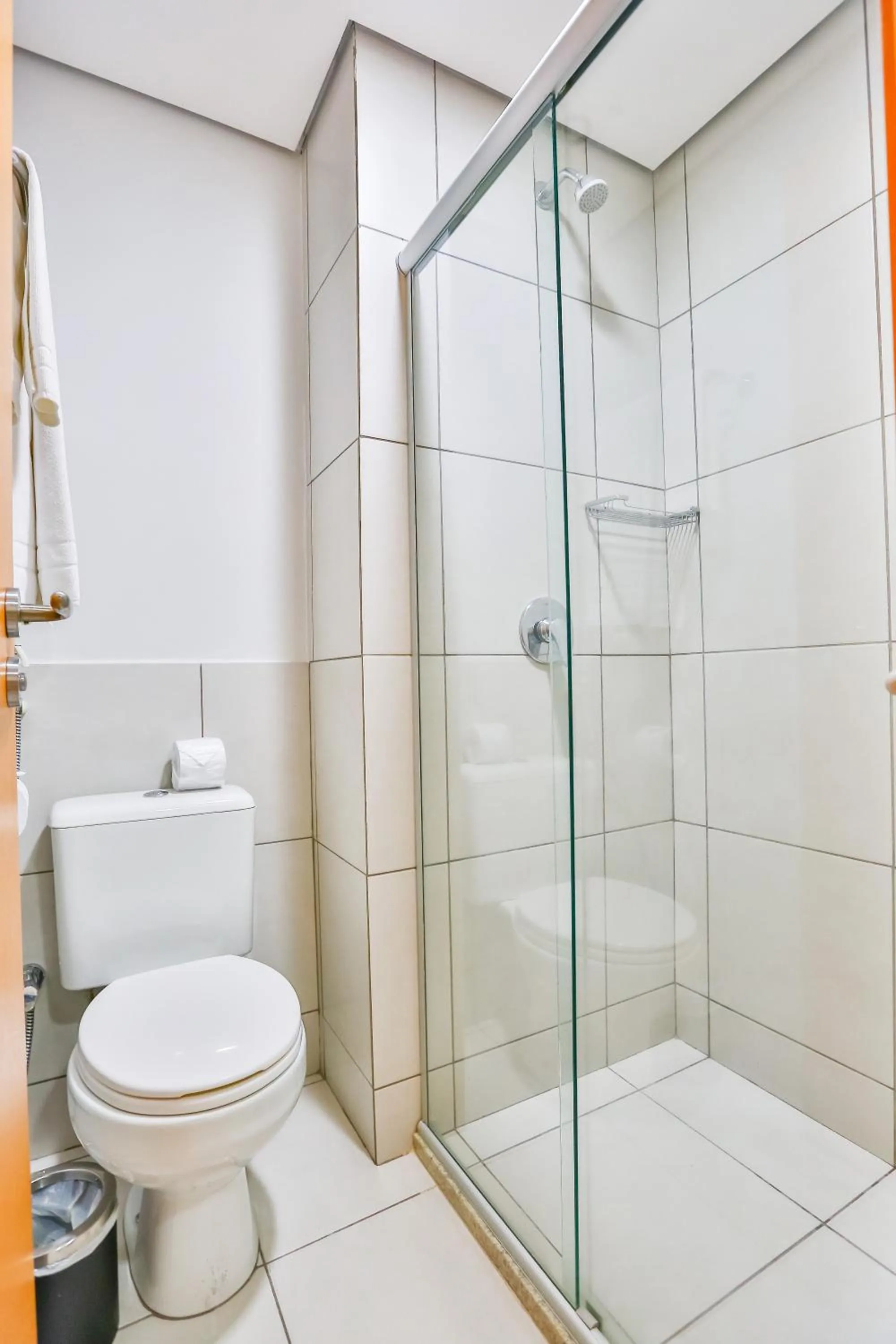 Toilet in Mega Moda Goiania Hotel