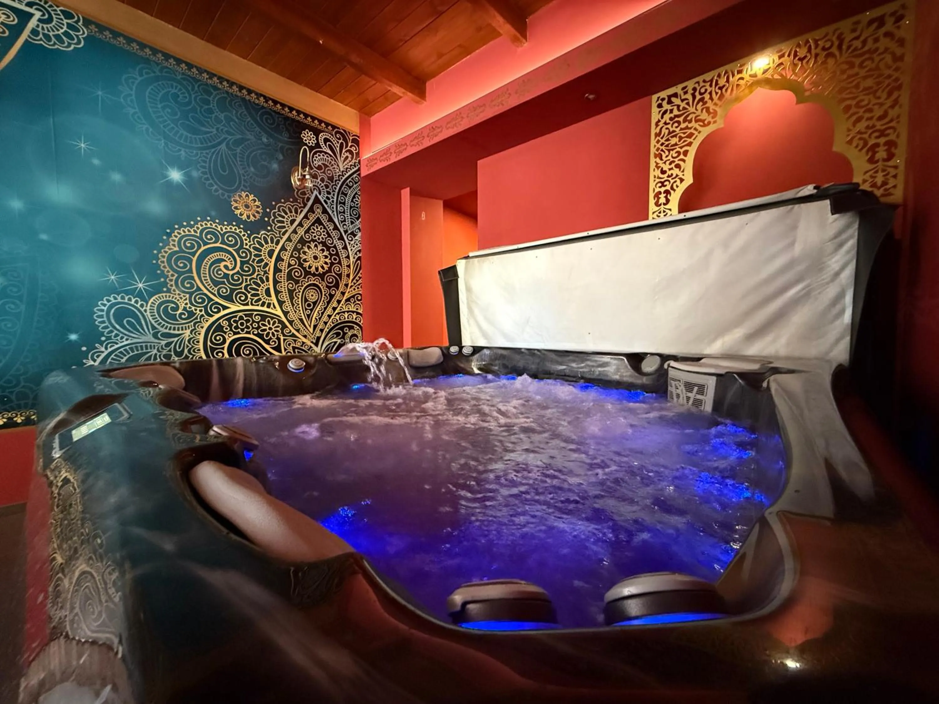 Hot Tub in Guest House Romantika Panzio