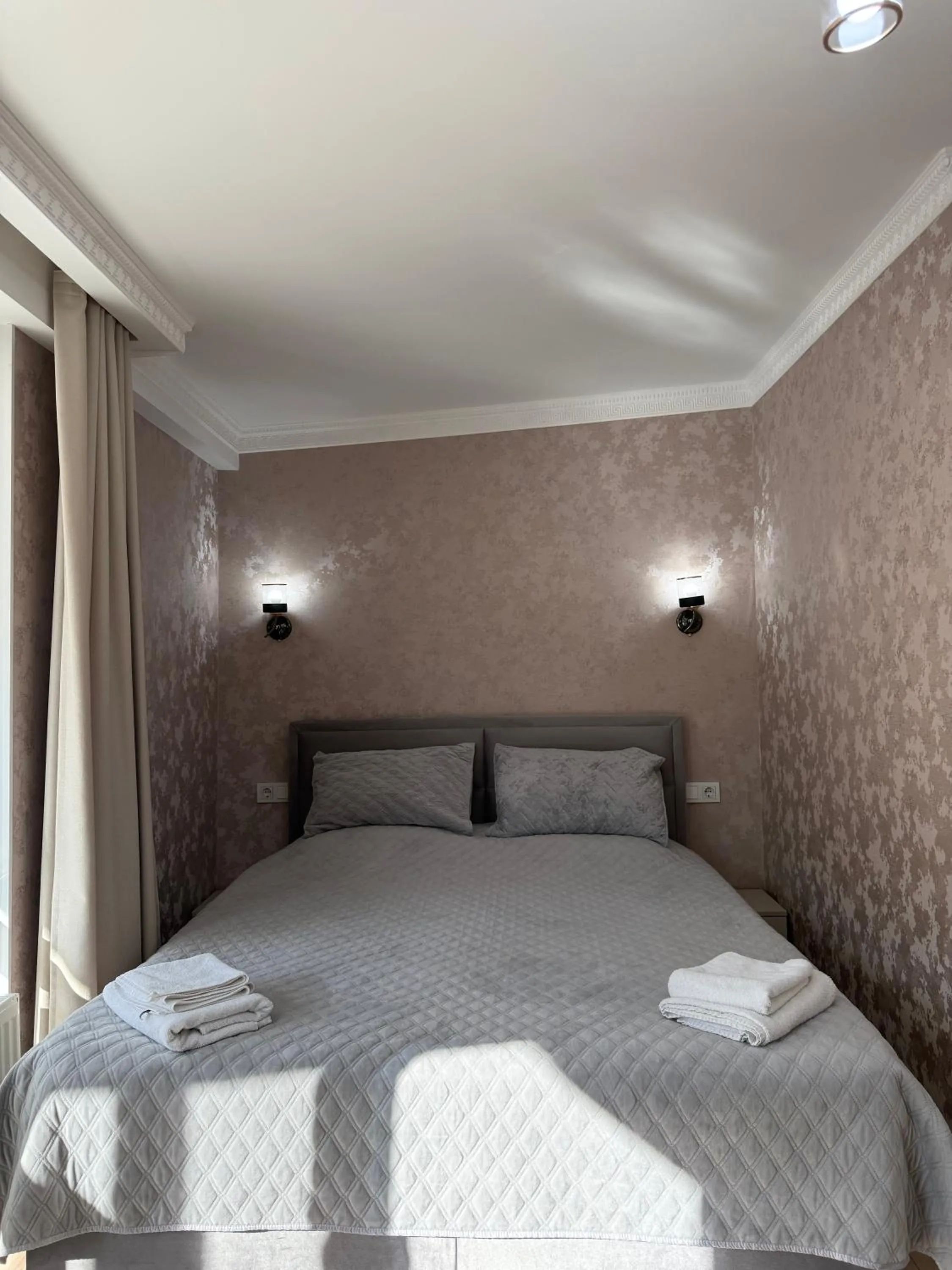 Bed in Hotel Kalyan & Spa