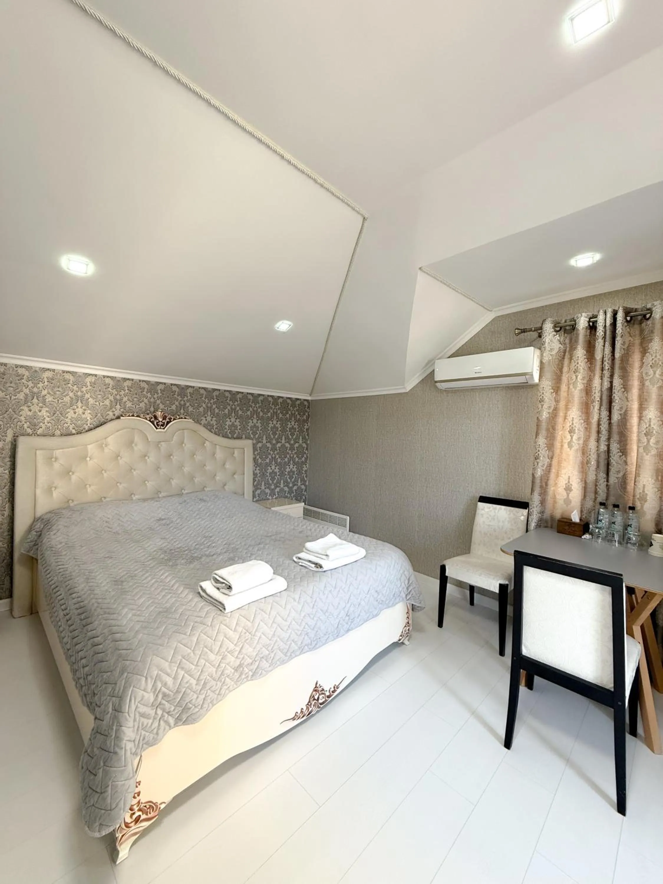 Bed in Hotel Kalyan & Spa