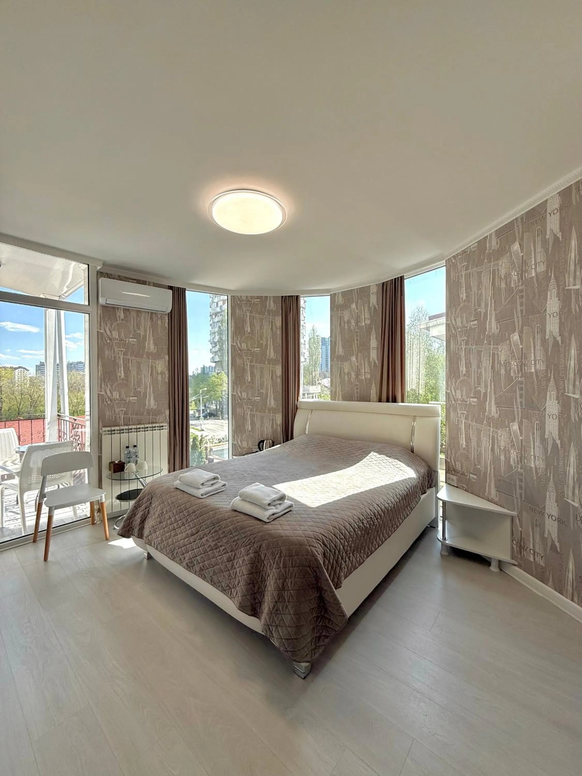 Bed in Hotel Kalyan & Spa