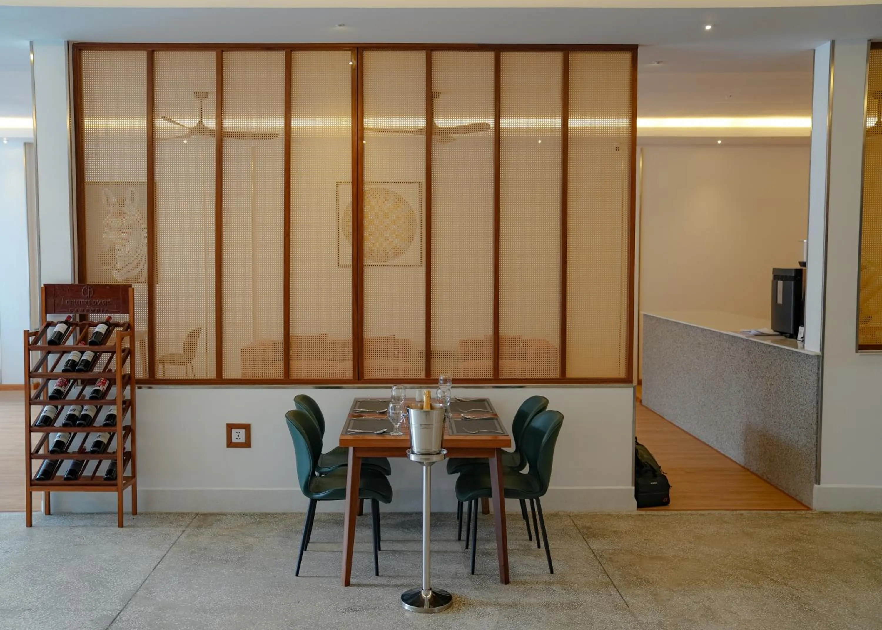 Restaurant/places to eat in Smile Boutique Hotel by EHM