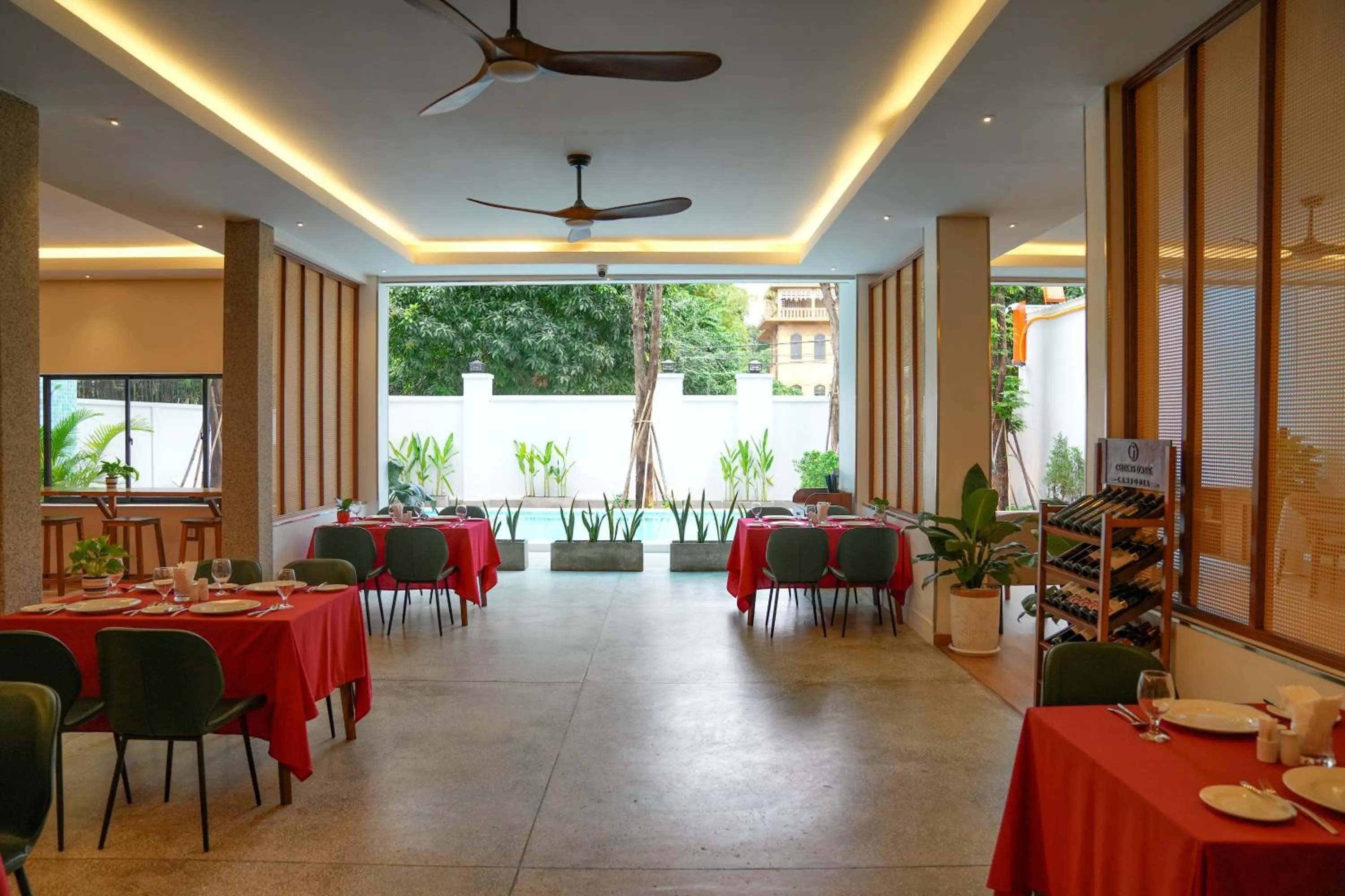 Restaurant/places to eat in Smile Boutique Hotel by EHM