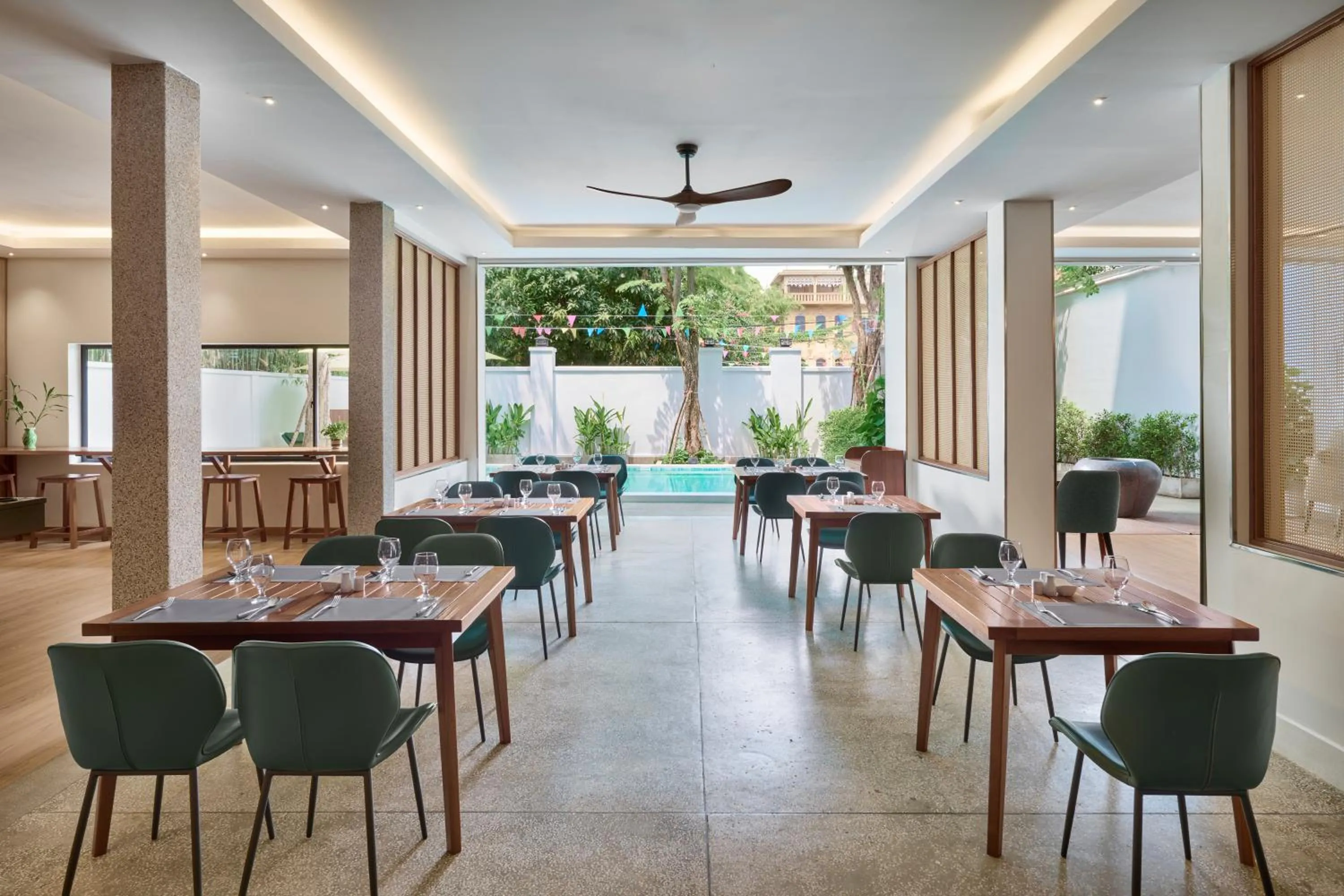 Restaurant/places to eat in Smile Boutique Hotel by EHM