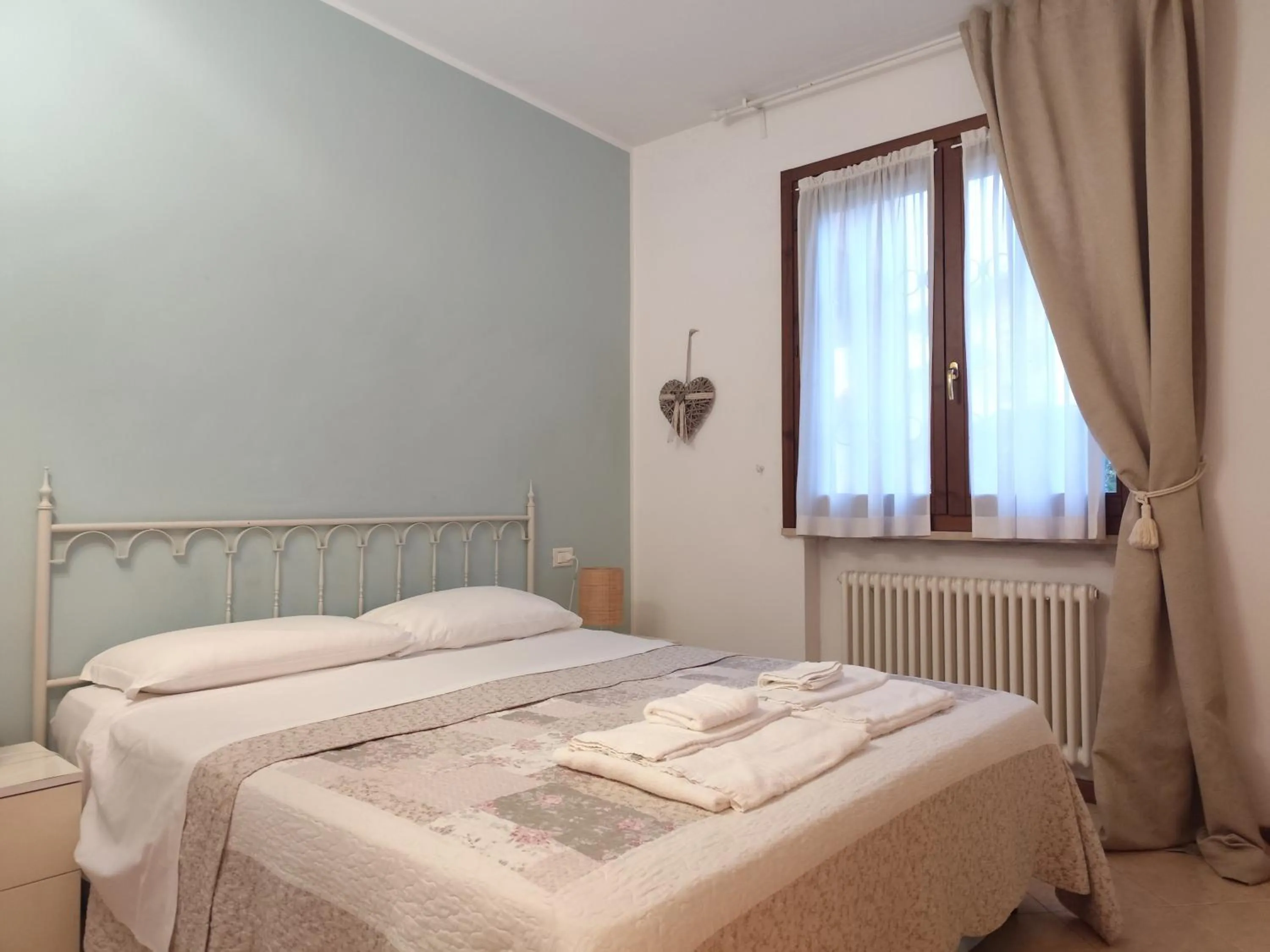 Bedroom, Bed in BellaSirmione Holiday Apartments