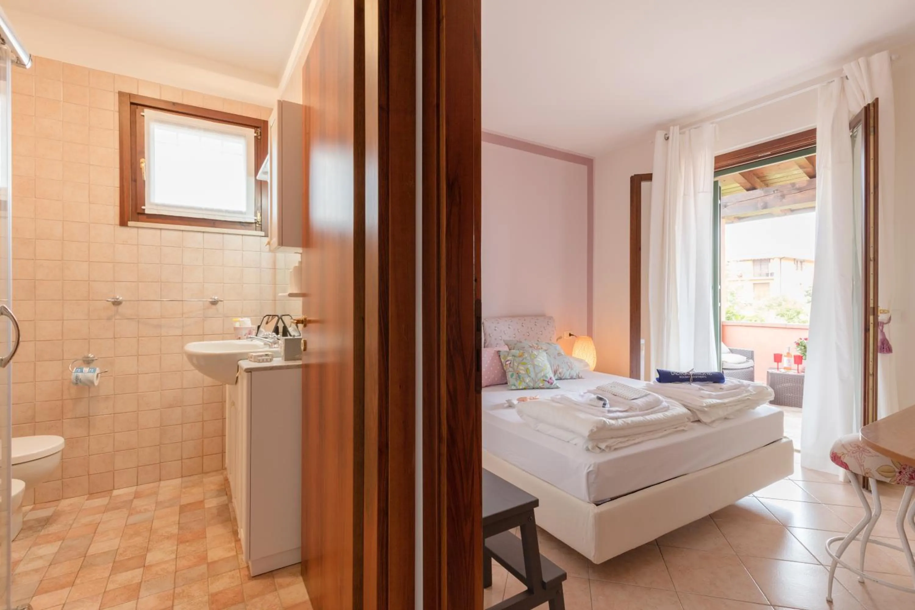 Bathroom, Bed in BellaSirmione Holiday Apartments