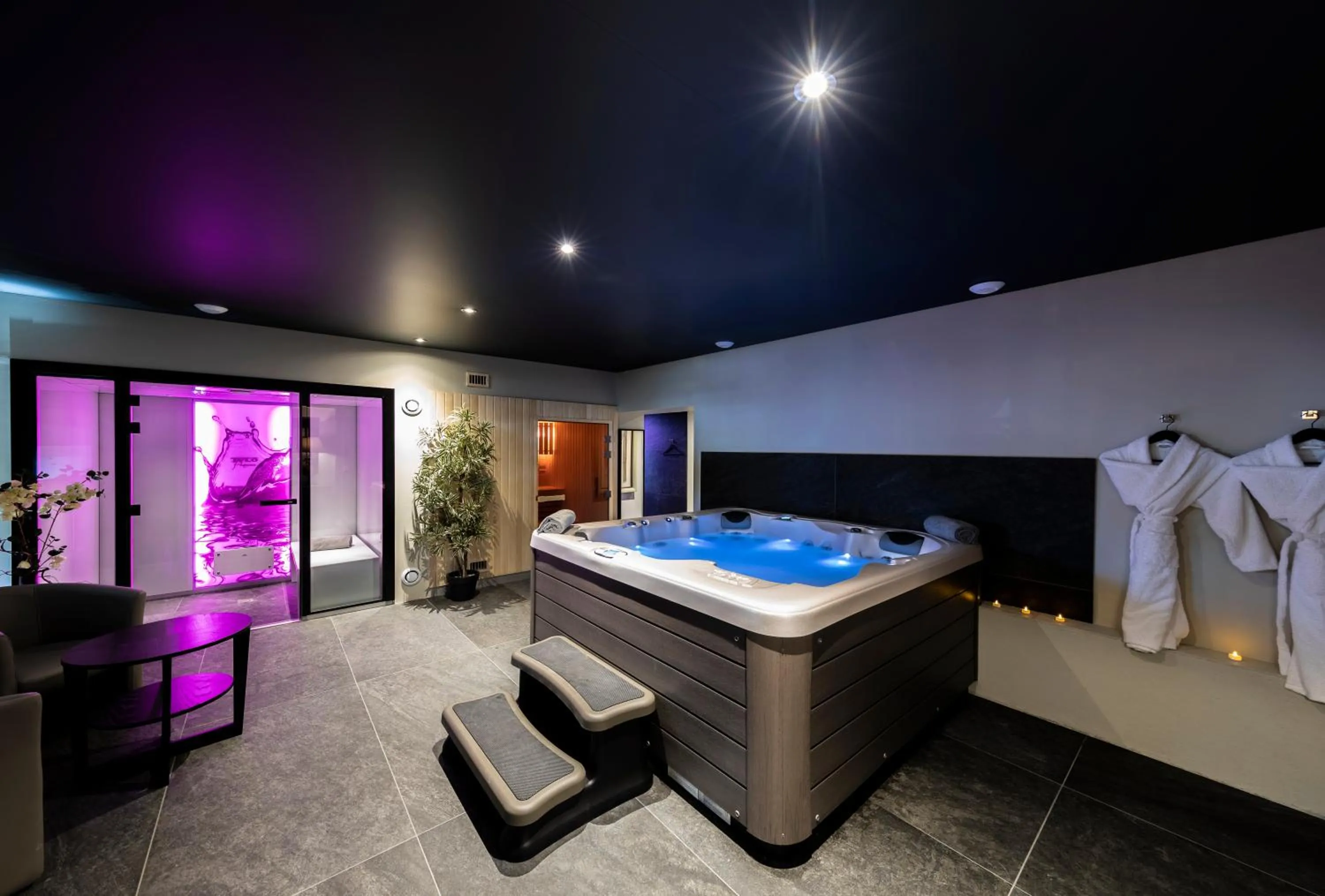 Hot Tub in Hotel de L'Abbaye Le Tronchet - Handwritten Collection