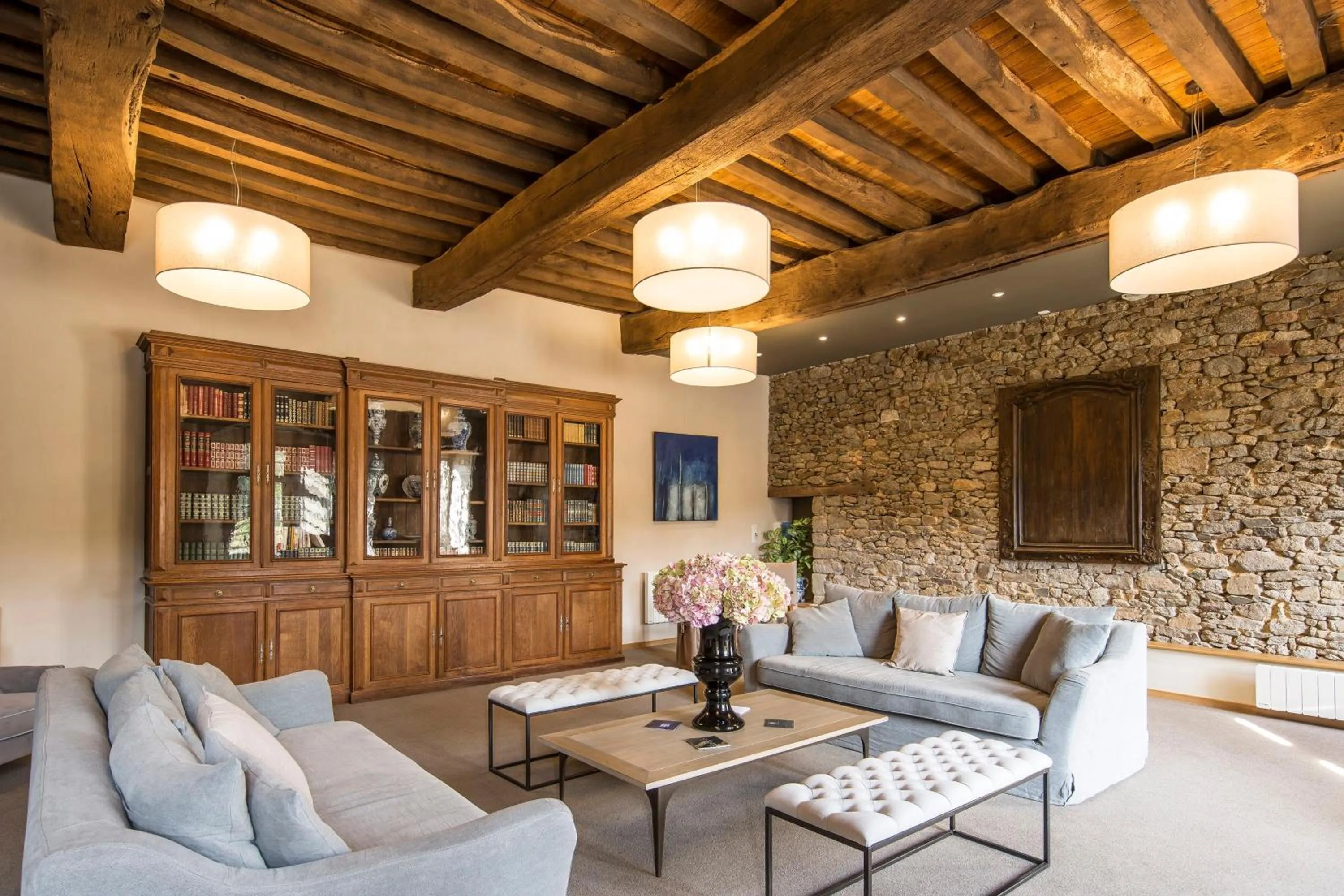 Library in Hotel de L'Abbaye Le Tronchet - Handwritten Collection