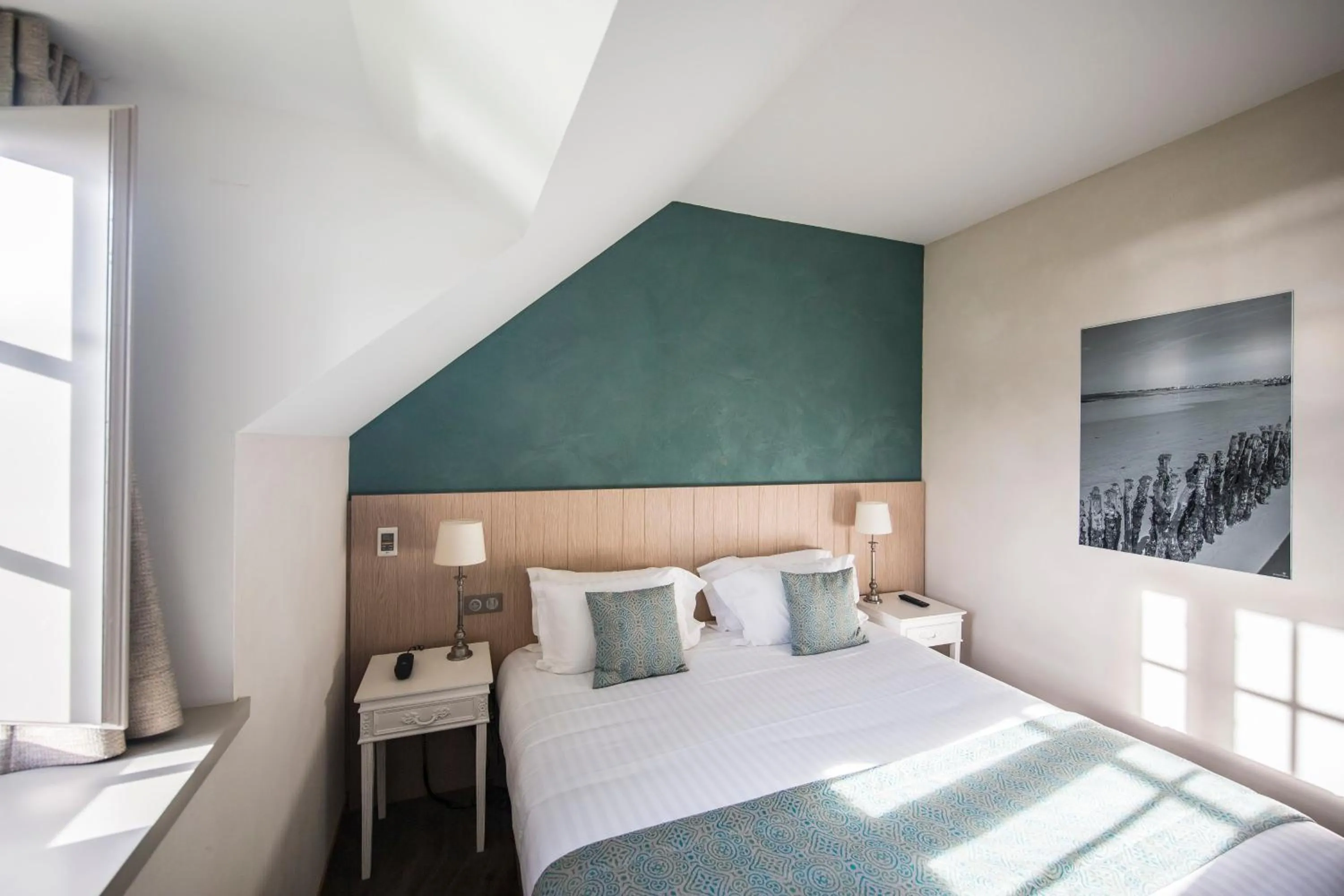 Photo of the whole room, Bed in Hotel de L'Abbaye Le Tronchet - Handwritten Collection