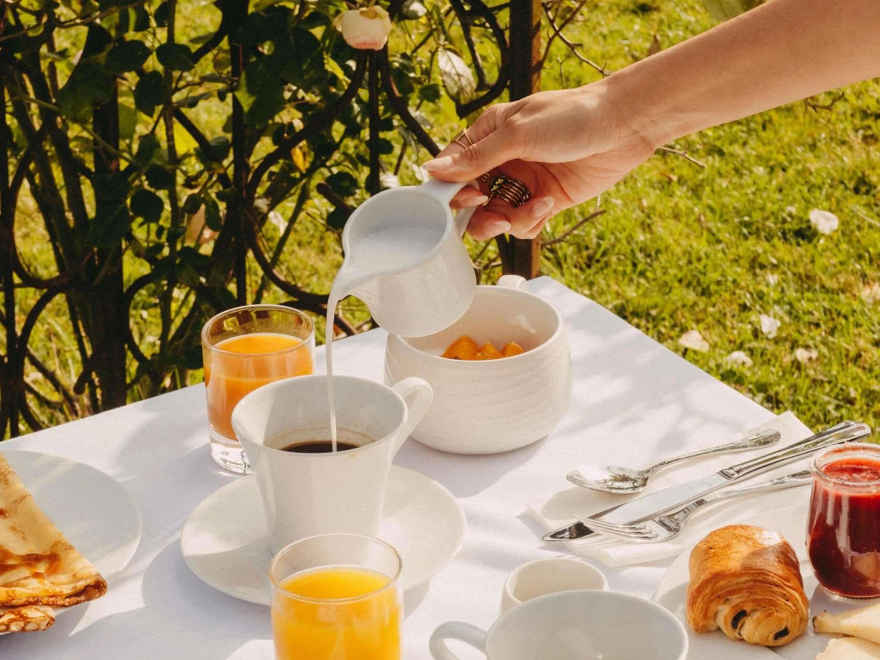 Breakfast in Hotel de L'Abbaye Le Tronchet - Handwritten Collection