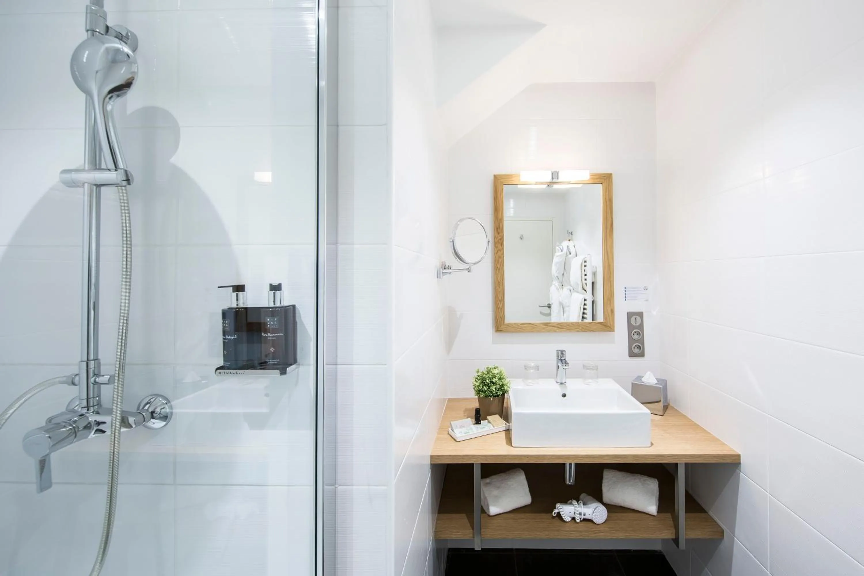 Bathroom in Hotel de L'Abbaye Le Tronchet - Handwritten Collection