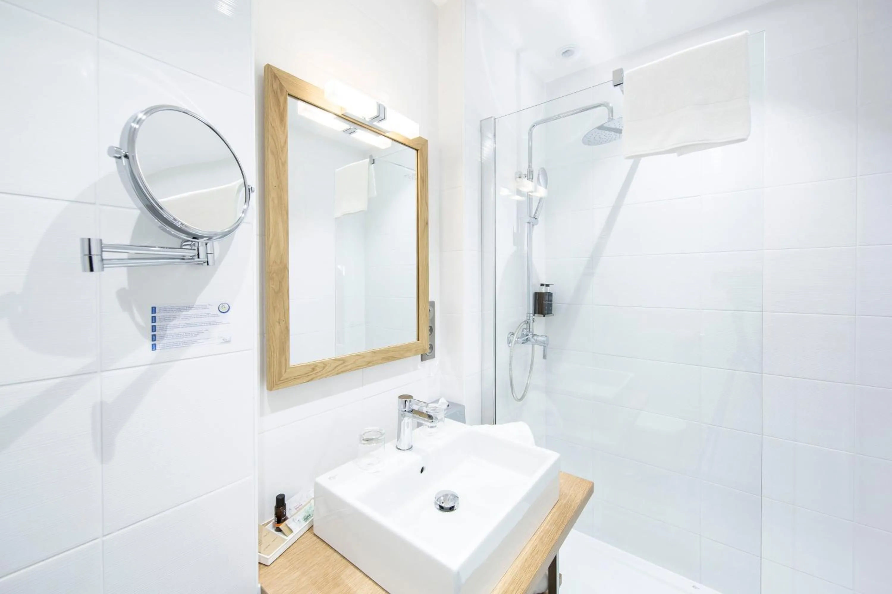 Shower in Hotel de L'Abbaye Le Tronchet - Handwritten Collection