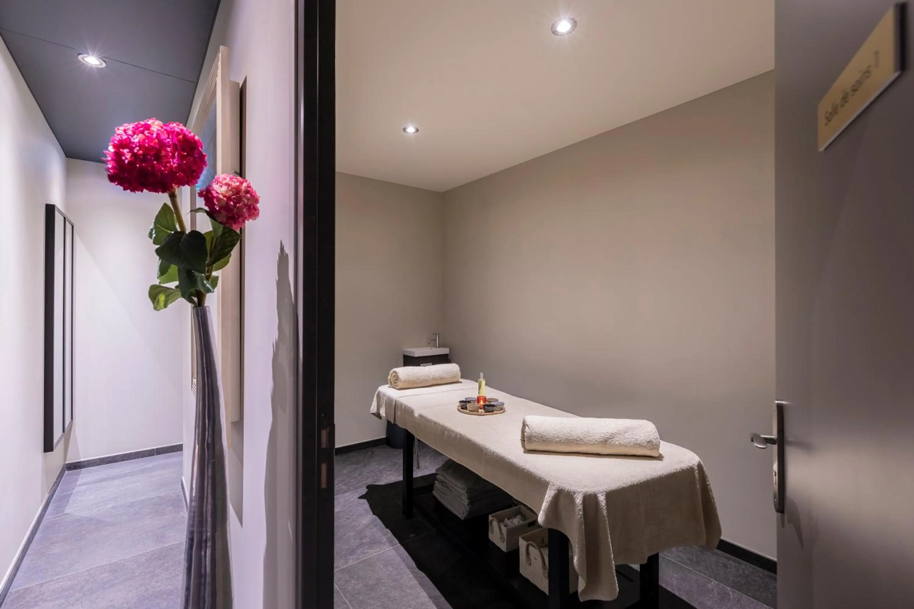 Massage in Hotel de L'Abbaye Le Tronchet - Handwritten Collection