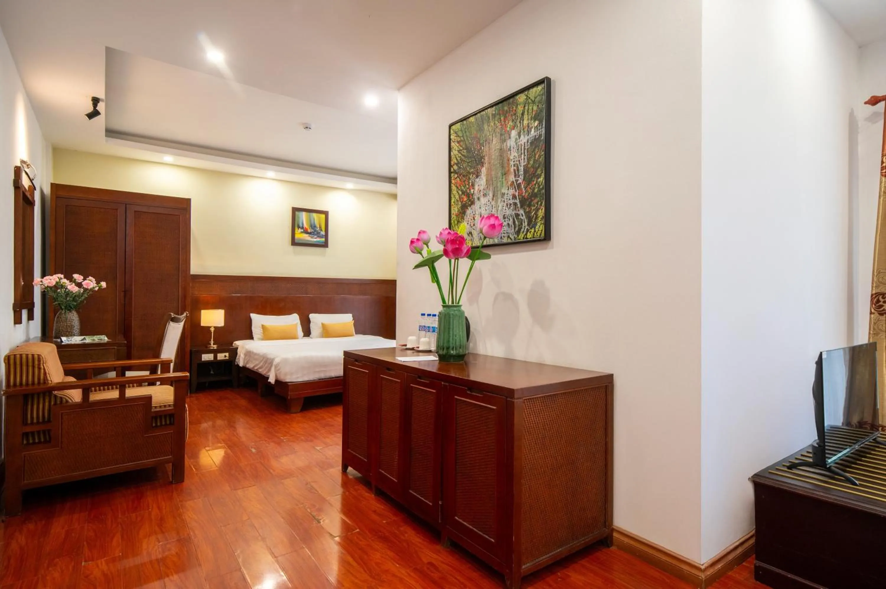 Bed in Shine Hue Hotel 2