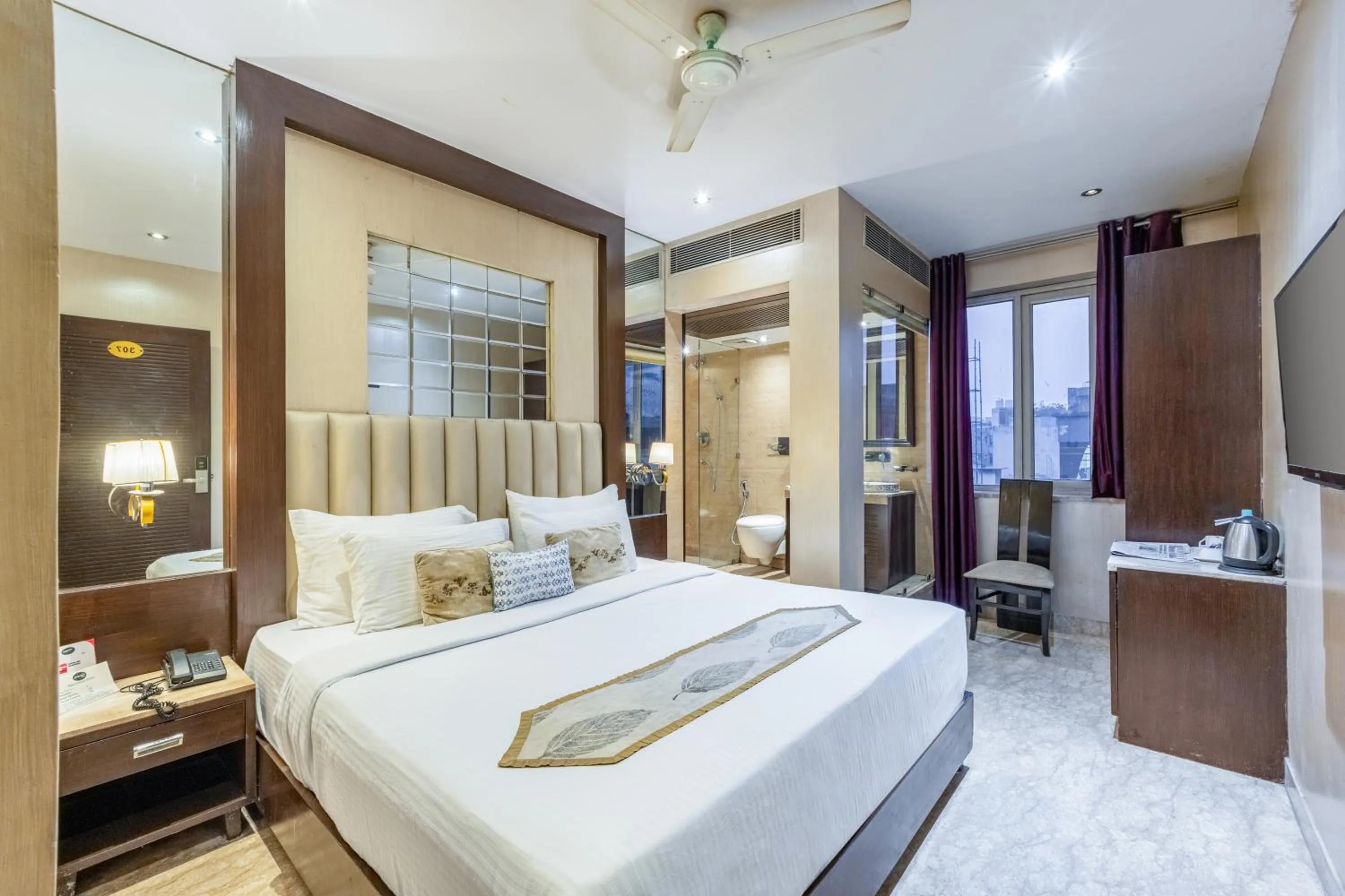 Bed in Alaya Stays Hotel Emperor Palms