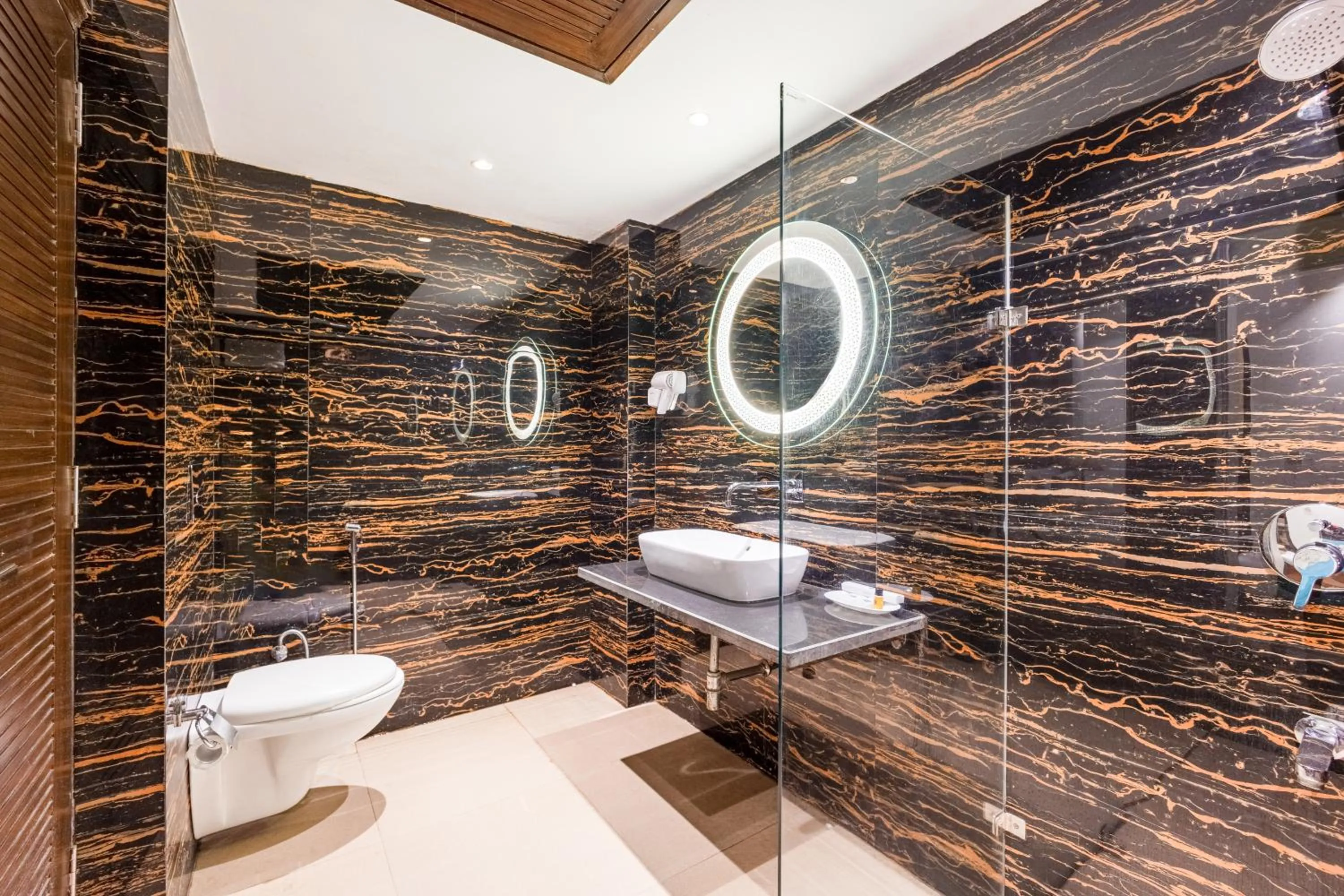 Shower in Alaya Stays Hotel Emperor Palms