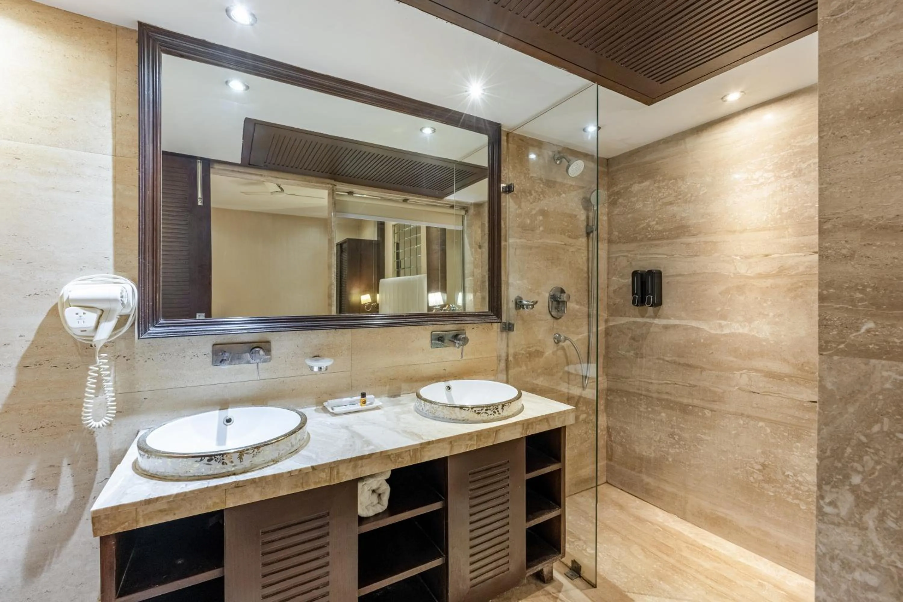 Shower in Alaya Stays Hotel Emperor Palms