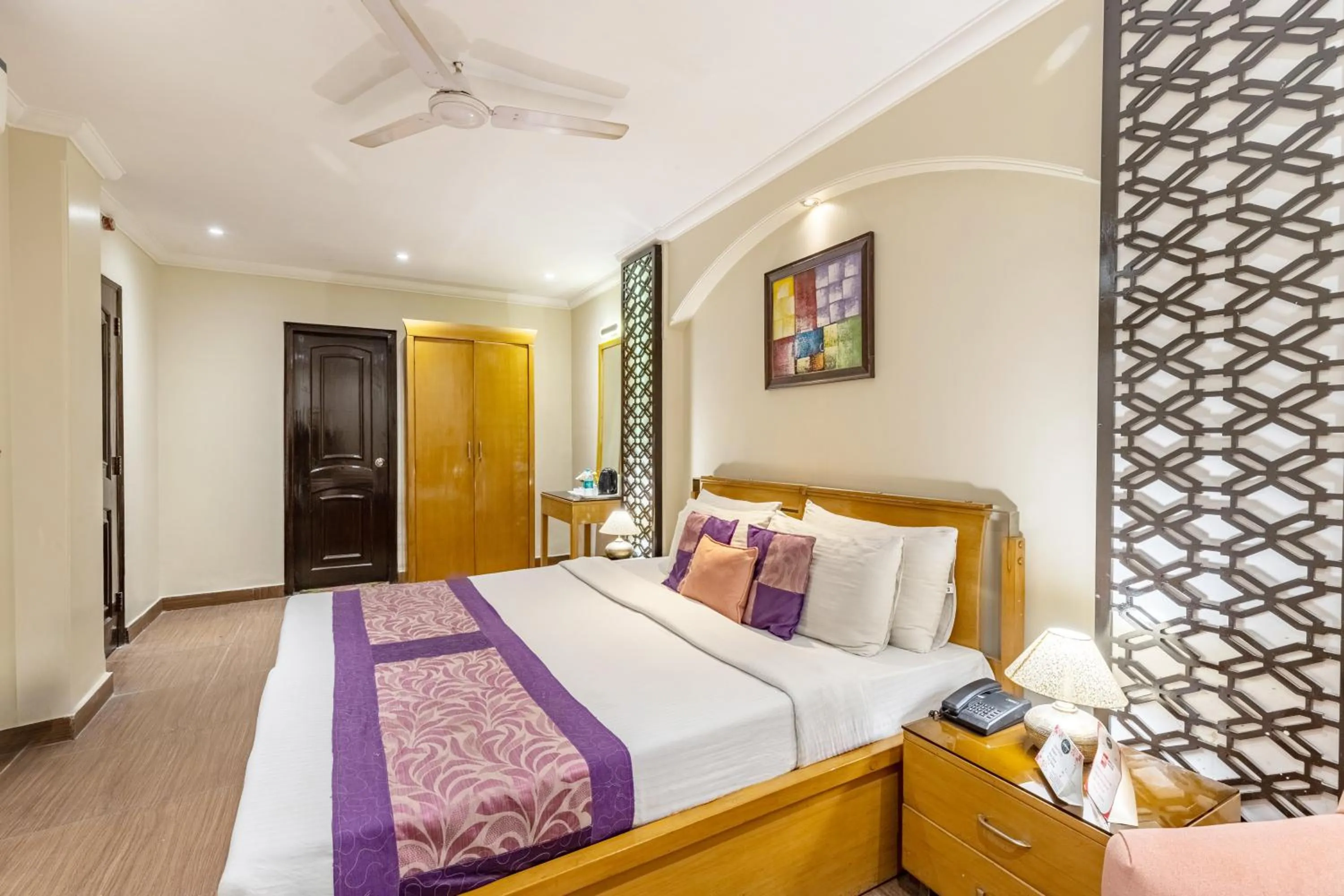 Bed in Alaya Stays Hotel Emperor Palms