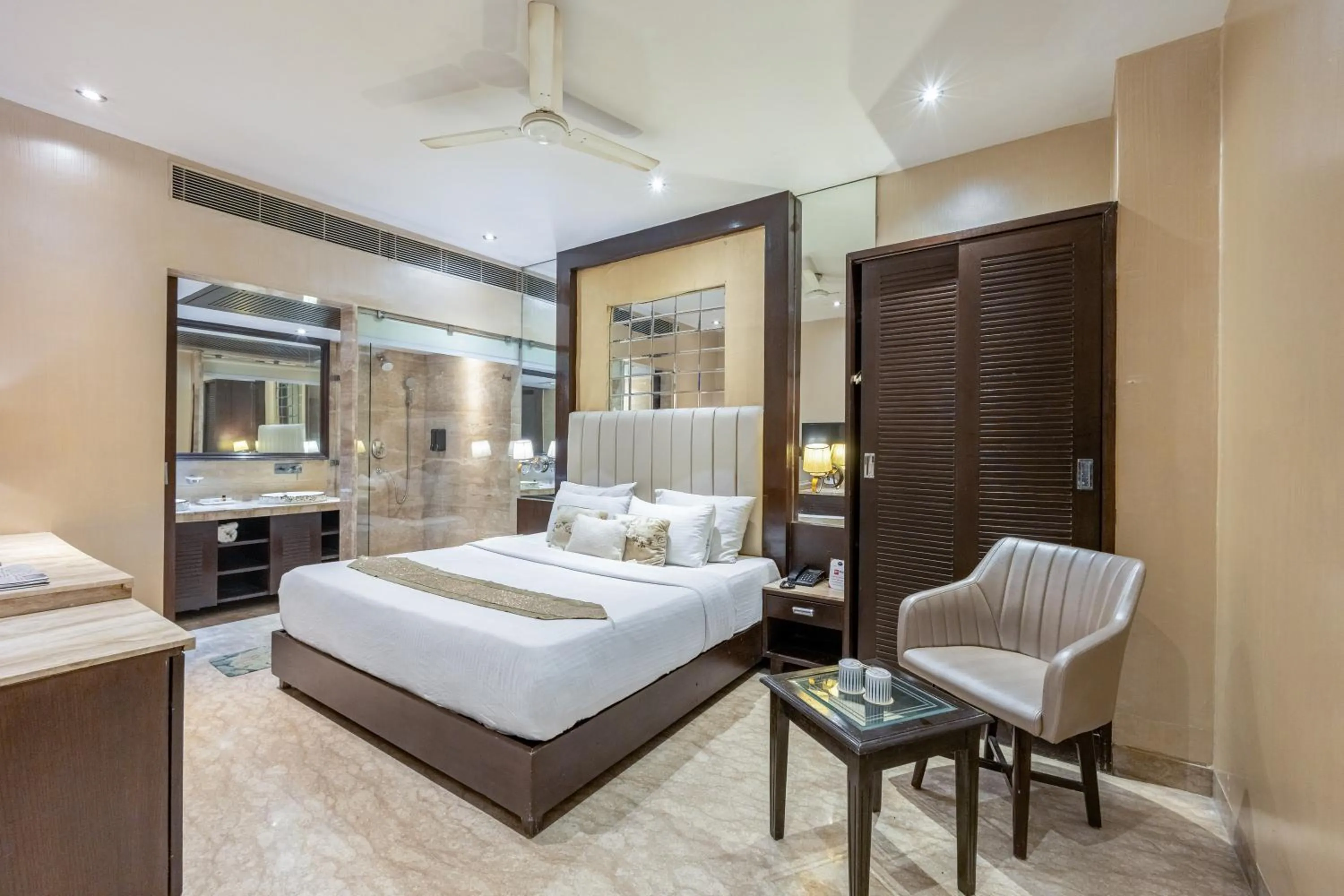 Bed in Alaya Stays Hotel Emperor Palms
