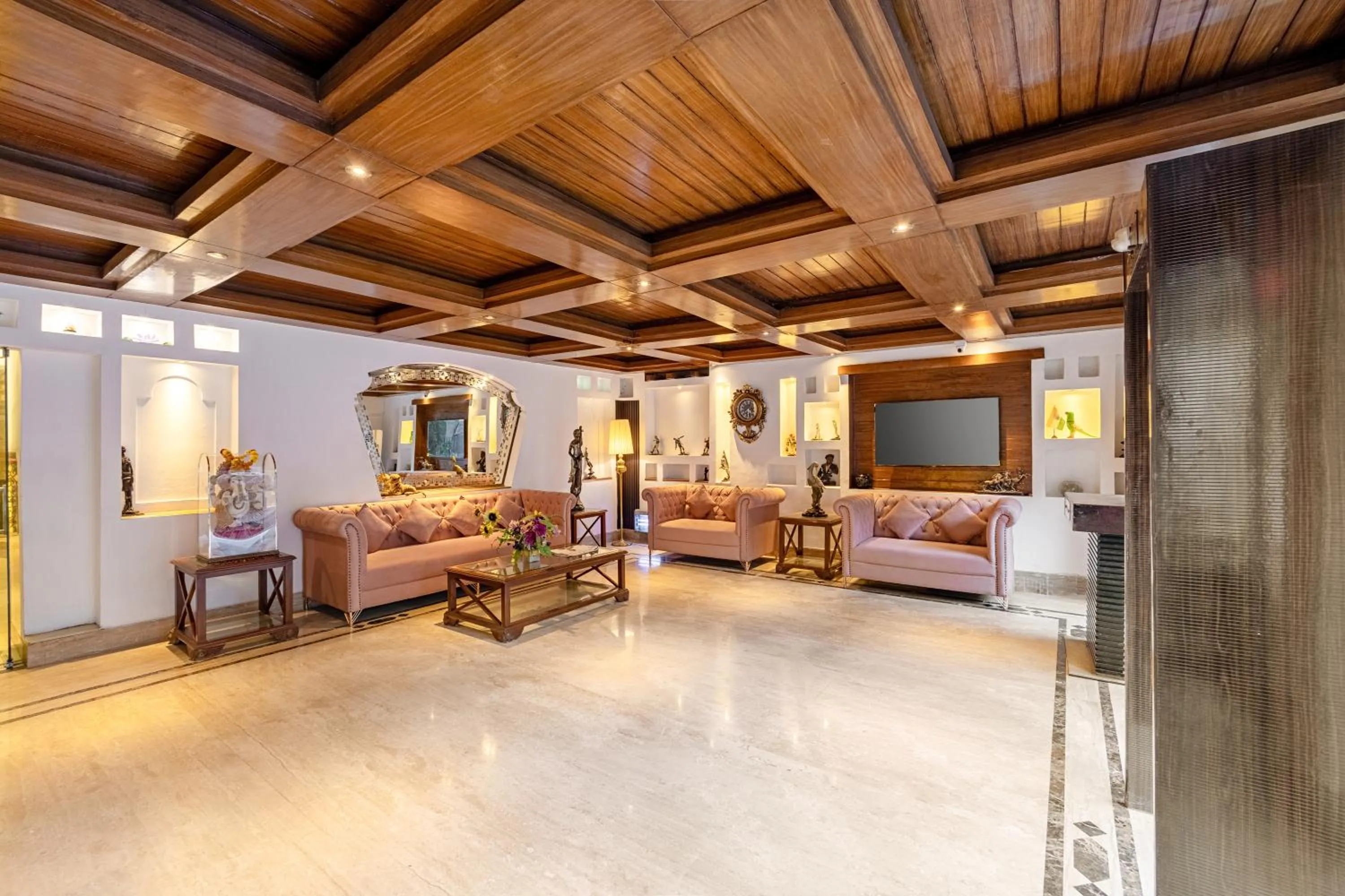 TV and multimedia in Alaya Stays Hotel Emperor Palms