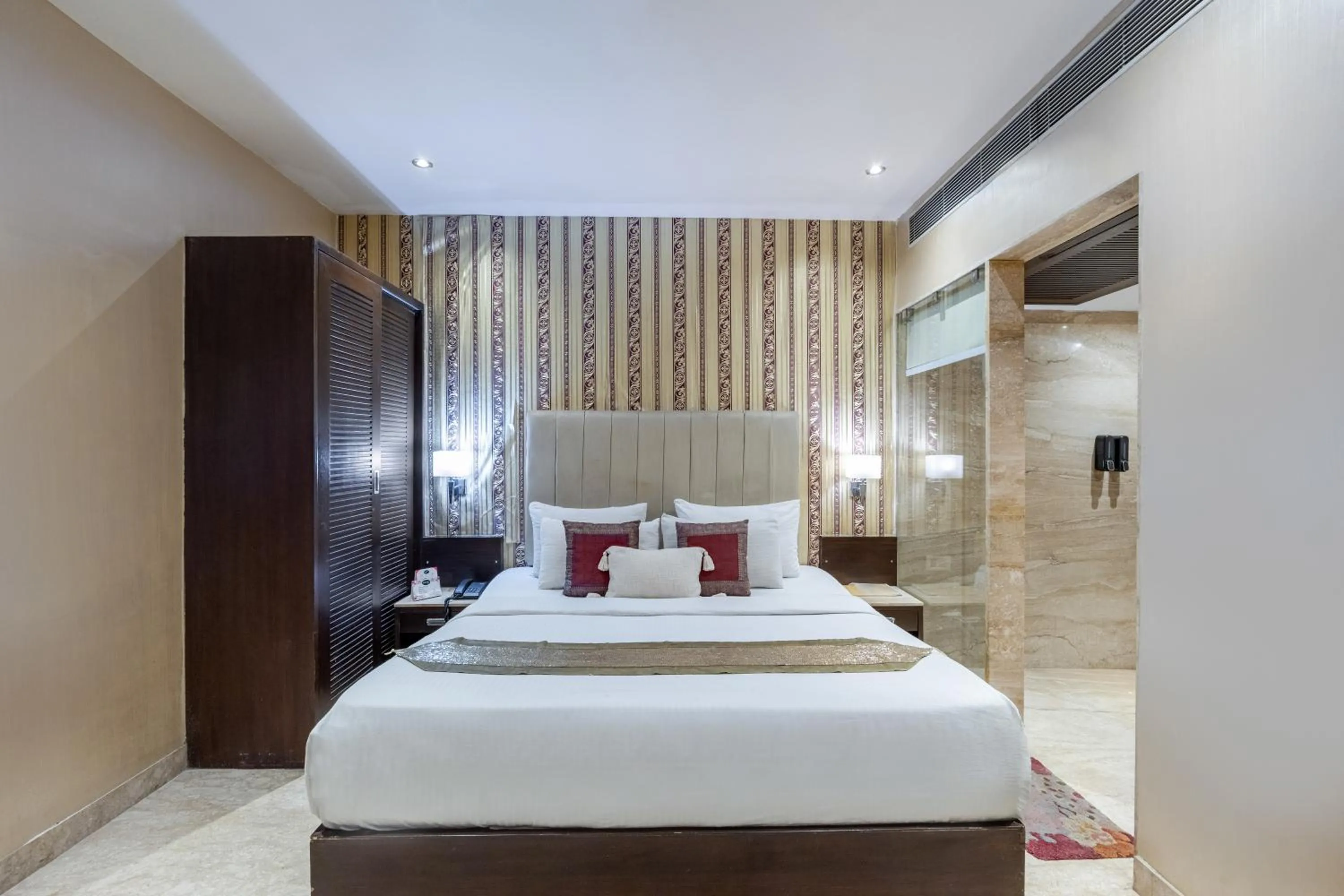 Bed in Alaya Stays Hotel Emperor Palms